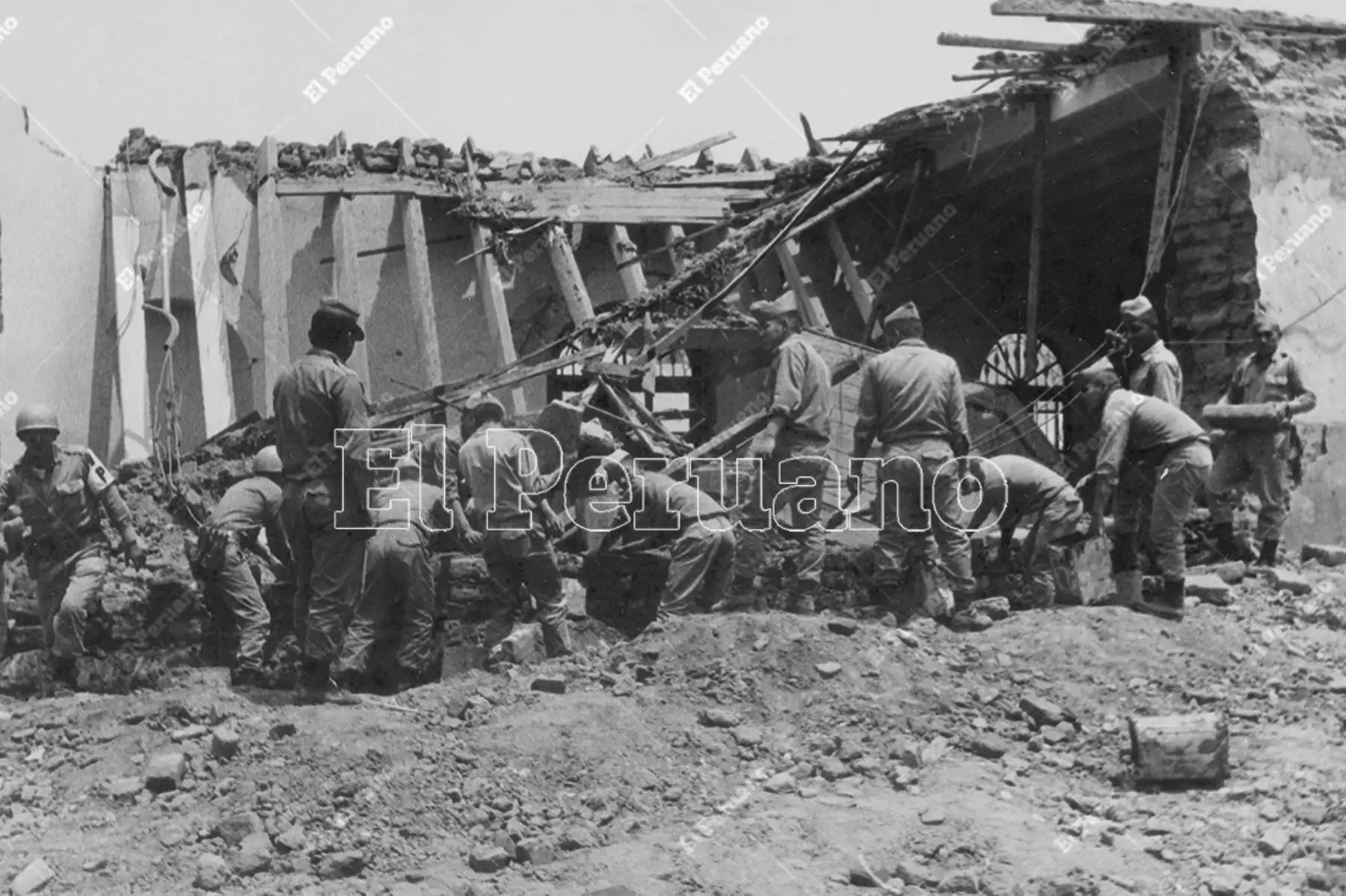 Lima - 3 octubre 1974 / Miembros del Ejército Peruano participan en las labores de rescate y remoción de escombros luego del terremoto que sacudió la capital. 
Foto: Archivo Histórico de El Peruano