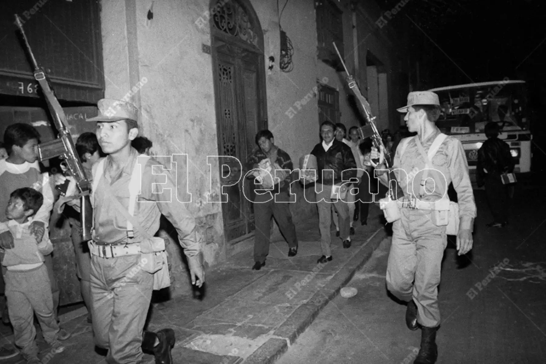 Lima - 22 noviembre 1992 / Efectivos del Ejército resguardan a miembros de mesa que entregan las ánforas de las elecciones para el Congreso Constituyente Democrático (CCD) en el Jurado Electoral Departamental de Lima. 
Foto: Archivo Histórico de El Peruano / Lily Saldaña