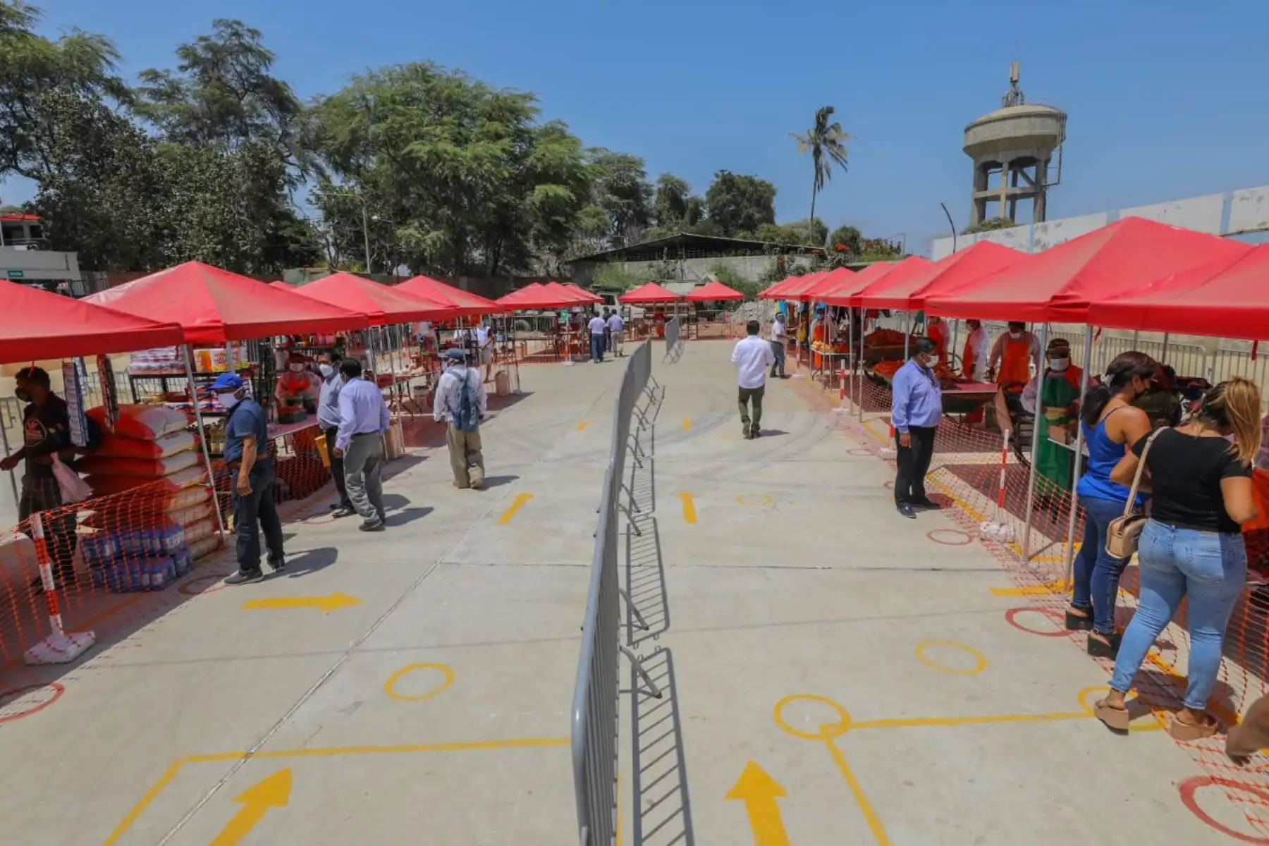 Miinistro de la Producción, José Salardi  y el alcalde de Catacaos, José Luis Muñoz, realizan el reconocimiento del nuevo Mercado Temporal del distrito, a fin de generar condiciones óptimas para el abastecimiento de productos de primera necesidad y mitigar riesgos de contagios de covid-19.
Foto: Produce