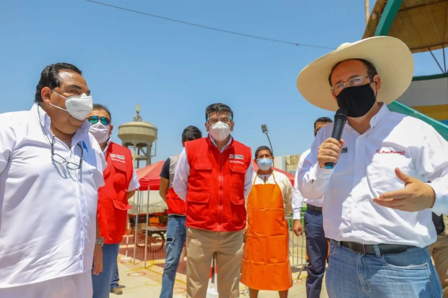 Miinistro de la Producción, José Salardi  y el alcalde de Catacaos, José Luis Muñoz, realizan el reconocimiento del nuevo Mercado Temporal del distrito, a fin de generar condiciones óptimas para el abastecimiento de productos de primera necesidad y mitigar riesgos de contagios de covid-19.
Foto: Produce