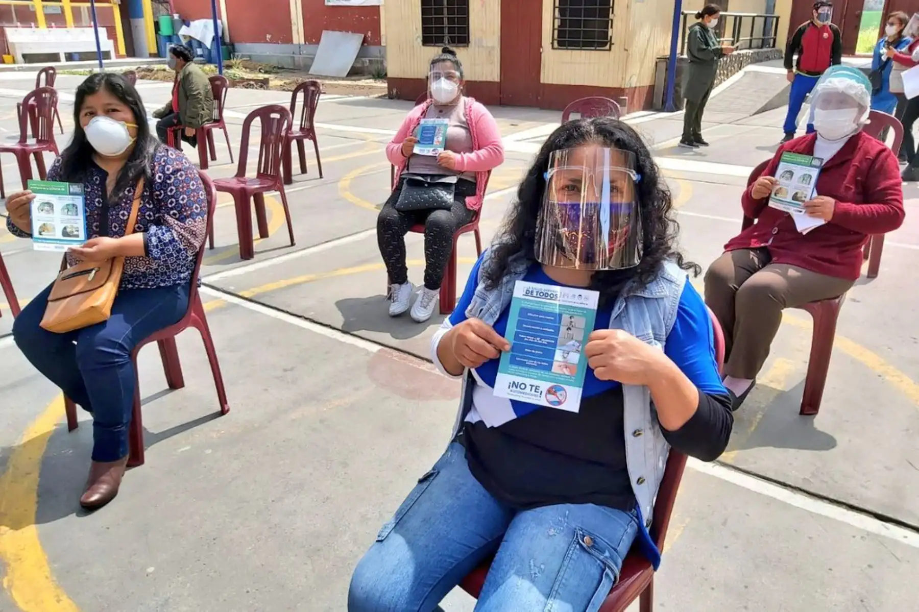 Brigadas del Minsa realizan evaluaciones clínicas y exámenes de laboratorio a los integrantes del Comité de Alimentación Escolar, conformado por 14 instituciones educativas públicas del distrito de Santa Anita. 
Foto: Minsa