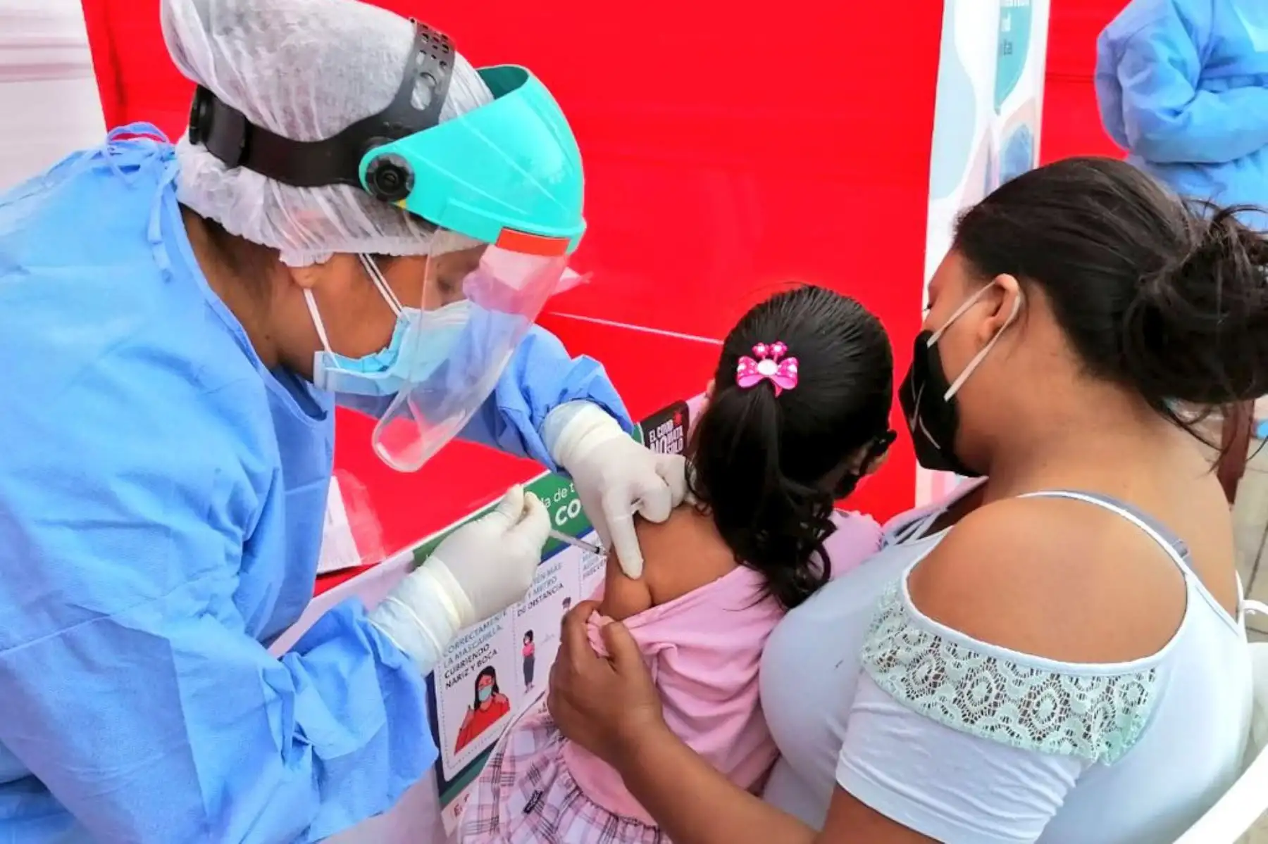 Personal del Minsa brindan atención médica a más de 500 vecinos de diversas zonas del Rímac. Las familias reciben vacunación, descarte de anemia, atención para  diabetes e hipertensión, entre otros servicios. 
Foto: Minsa