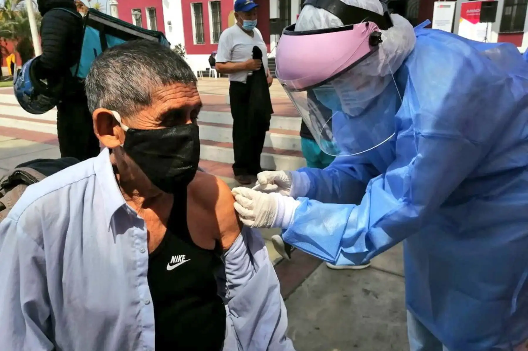 Personal del Minsa brindan atención médica a más de 500 vecinos de diversas zonas del Rímac. Las familias reciben vacunación, descarte de anemia, atención para  diabetes e hipertensión, entre otros servicios. 
Foto: Minsa