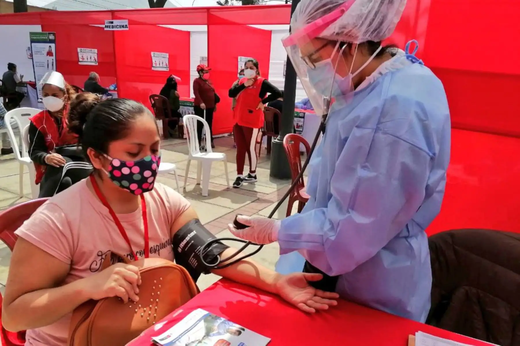Personal del Minsa brindan atención médica a más de 500 vecinos de diversas zonas del Rímac. Las familias reciben vacunación, descarte de anemia, atención para  diabetes e hipertensión, entre otros servicios. 
Foto: Minsa