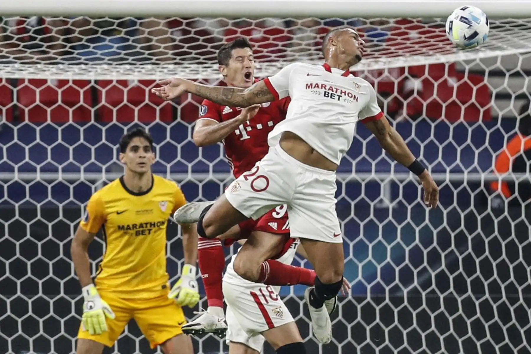 El defensor brasileño del Sevilla Diego Carlos  y el delantero polaco del Bayern Munich, Robert Lewandowski, compiten por el balón durante el partido de fútbol de la Supercopa de la UEFA entre el FC Bayern Munich y el Sevilla FC en el Puskas Arena en Budapest, Hungría.
Foto: AFP
