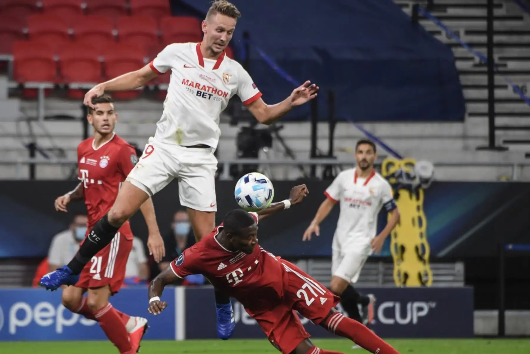 El delantero holandés del Sevilla Luuk De Jong  y el defensor austríaco del Bayern Munich David Alaba compiten por el balón durante el partido de fútbol de la Supercopa de la UEFA entre el FC Bayern Munich y el Sevilla FC en el Puskas Arena en Budapest, Hungría.
Foto: AFP