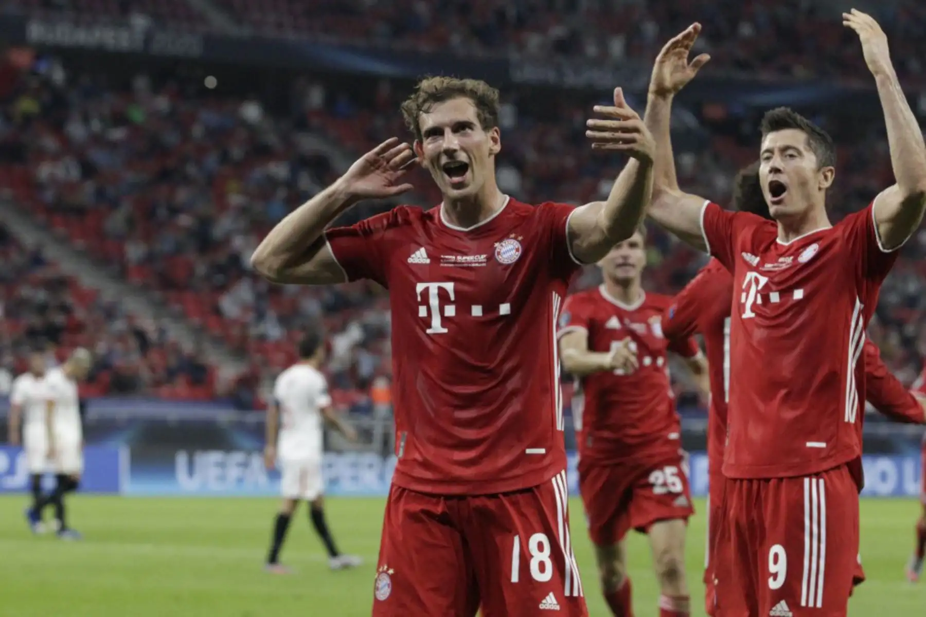 El centrocampista alemán del Bayern Munich Leon Goretzka  celebra con su compañero de equipo el delantero polaco del Bayern Munich Robert Lewandowski después de anotar el primer gol de su equipo durante el partido de fútbol de la Supercopa de la UEFA entre el FC Bayern Munich y el Sevilla FC en el Puskas Arena en Budapest, Hungría.
Foto: AFP