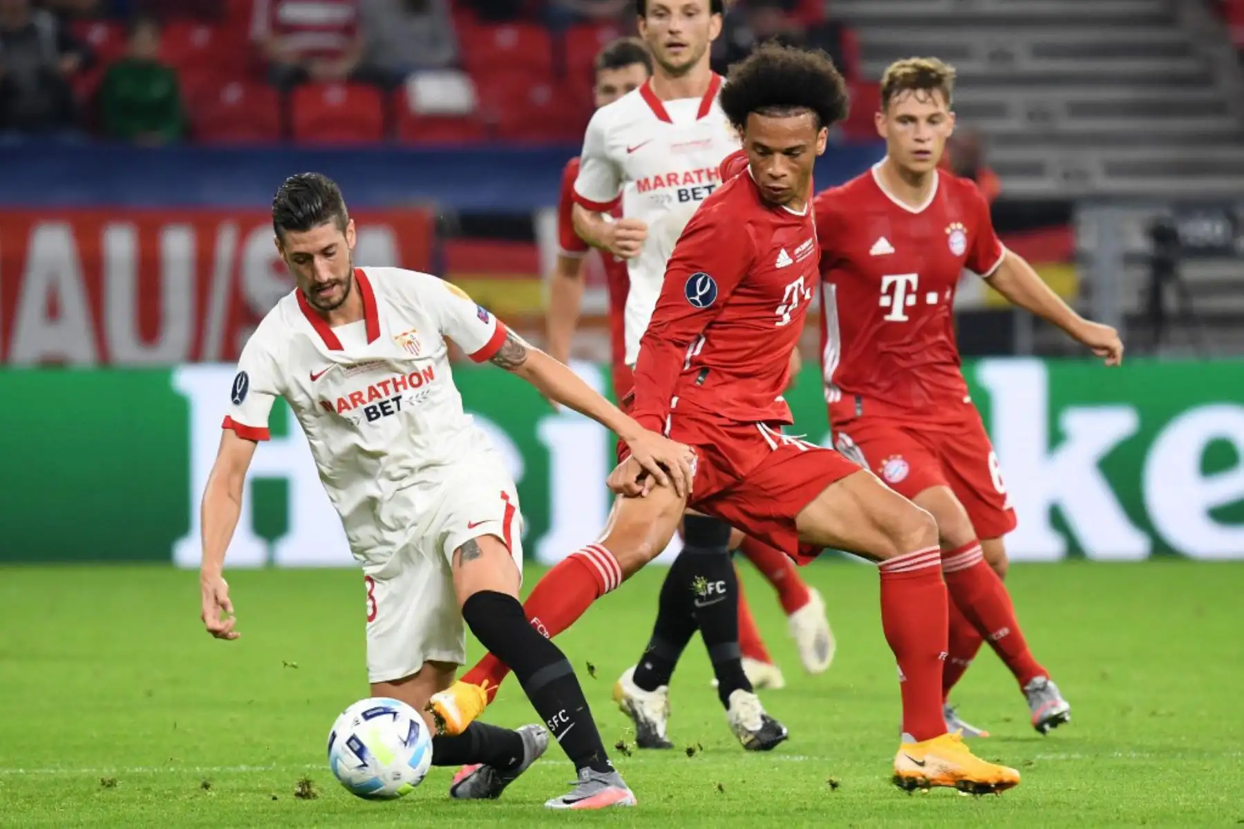 El defensor español del Sevilla Sergio Escudero pelea por el balón con el mediocampista alemán del Bayern Munich Leroy Sane durante el partido de fútbol de la Supercopa de la UEFA entre el FC Bayern Munich y el Sevilla FC en el Puskas Arena en Budapest, Hungría.
Foto: AFP