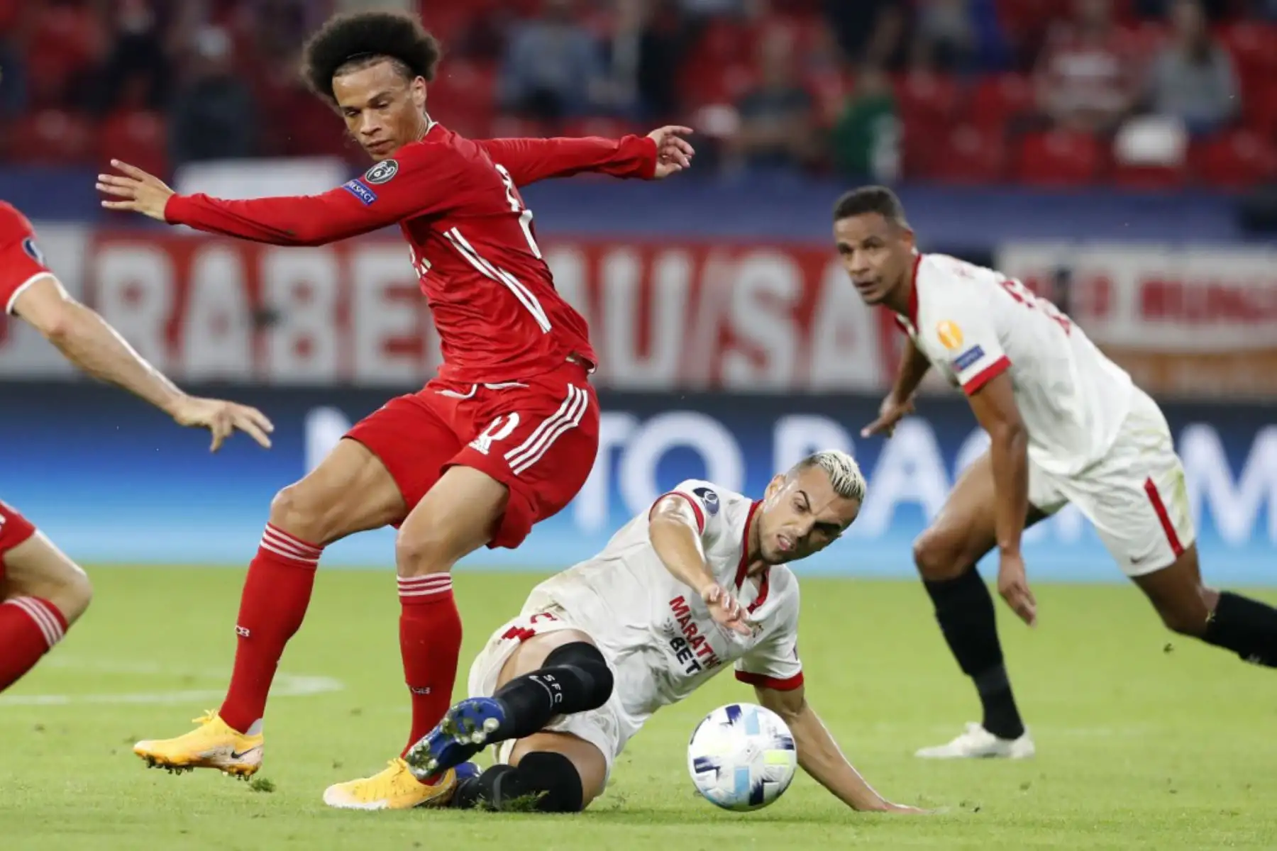 El mediocampista alemán del Bayern Munich Leroy Sane  pelea por el balón con el defensor español del Sevilla Joan Jordan durante el partido de fútbol de la Supercopa de la UEFA entre el FC Bayern Munich y el Sevilla FC en el Puskas Arena en Budapest, Hungría.
Foto: AFP