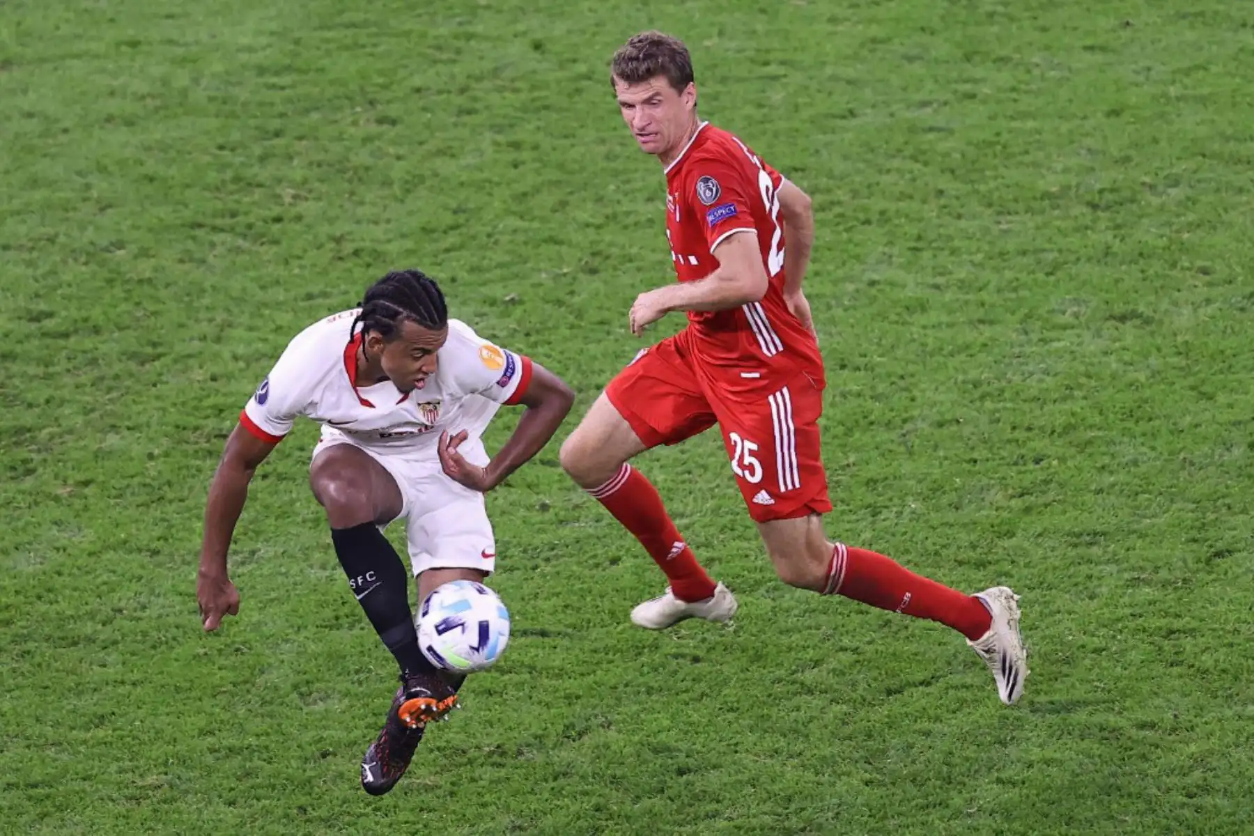 El defensor francés del Sevilla Jules Kounde y el delantero alemán del Bayern Munich Thomas Mueller compiten por el balón durante el partido de fútbol de la Supercopa de la UEFA entre el FC Bayern Munich y el Sevilla FC en el Puskas Arena en Budapest, Hungría.
Foto: AFP