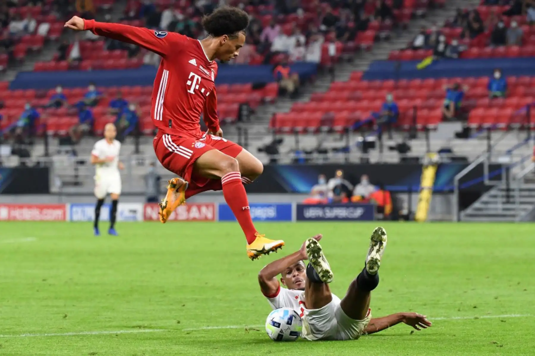 El defensor francés del Sevilla Jules Kounde y el delantero alemán del Bayern Munich Thomas Mueller compiten por el balón durante el partido de fútbol de la Supercopa de la UEFA entre el FC Bayern Munich y el Sevilla FC en el Puskas Arena en Budapest, Hungría.
Foto: AFP