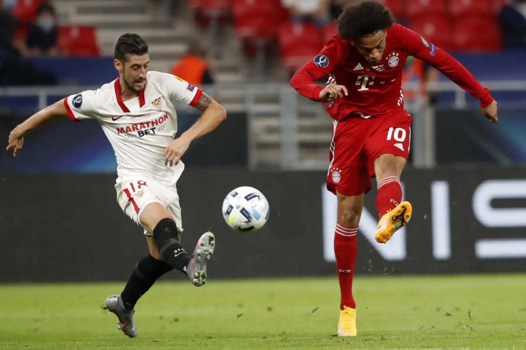 El mediocampista alemán del Bayern Munich Leroy Sane  pelea por el balón con el defensor español Sergio Escudero del Sevilla durante el partido de fútbol de la Supercopa de la UEFA entre el FC Bayern Munich y el Sevilla FC en el Puskas Arena en Budapest, Hungría.
Foto: AFP