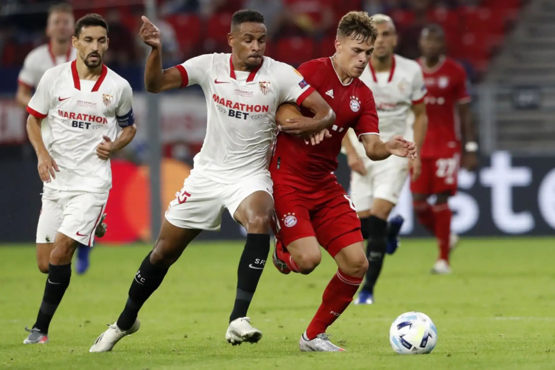 El mediocampista alemán del Bayern Munich Leroy Sane  pelea por el balón con el defensor español Sergio Escudero del Sevilla durante el partido de fútbol de la Supercopa de la UEFA entre el FC Bayern Munich y el Sevilla FC en el Puskas Arena en Budapest, Hungría.
Foto: AFP