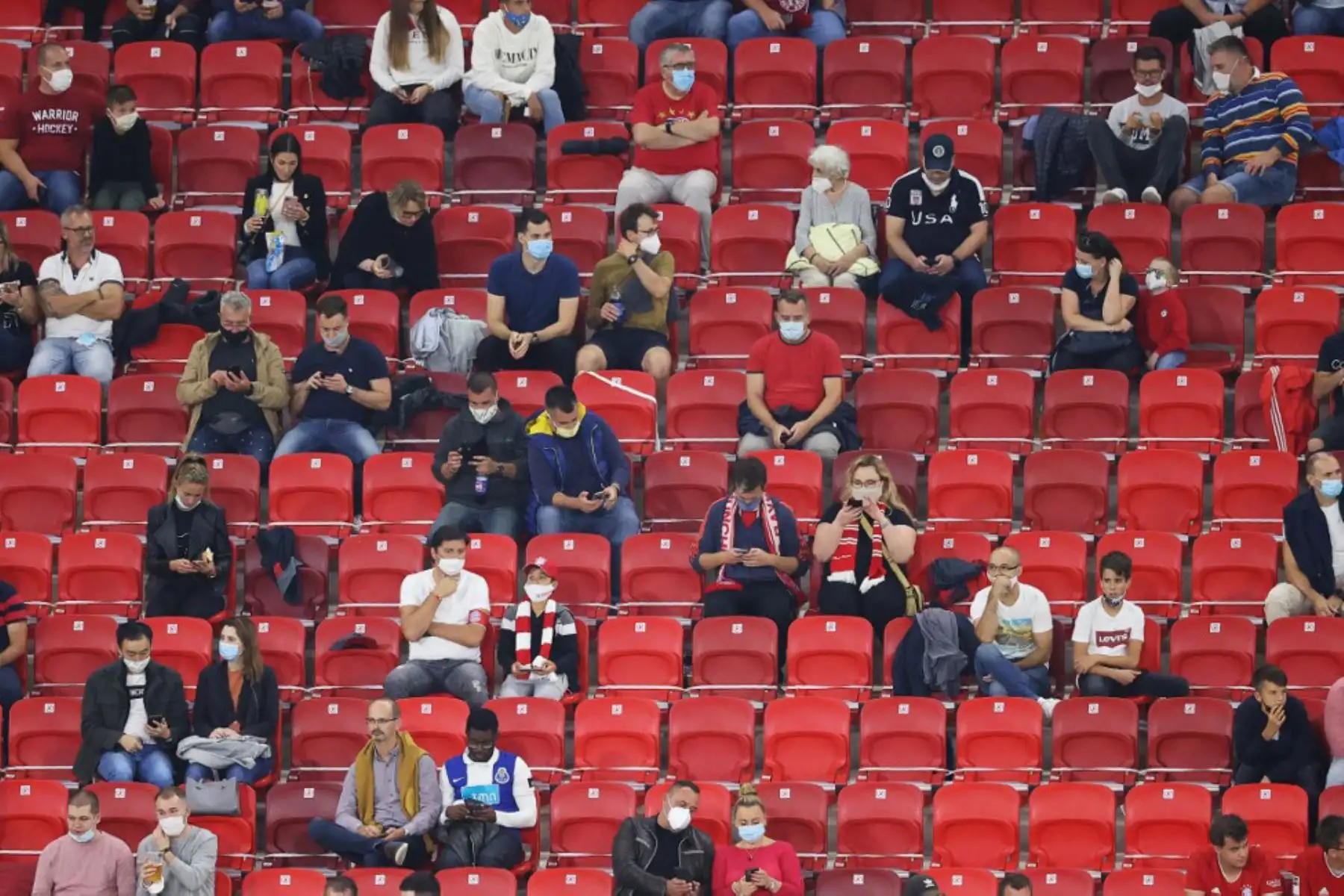 Los aficionados se sientan en las gradas durante el partido de fútbol de la Supercopa de la UEFA entre el FC Bayern de Múnich y el Sevilla FC en el Puskas Arena en Budapest, Hungría.
Foto: AFP