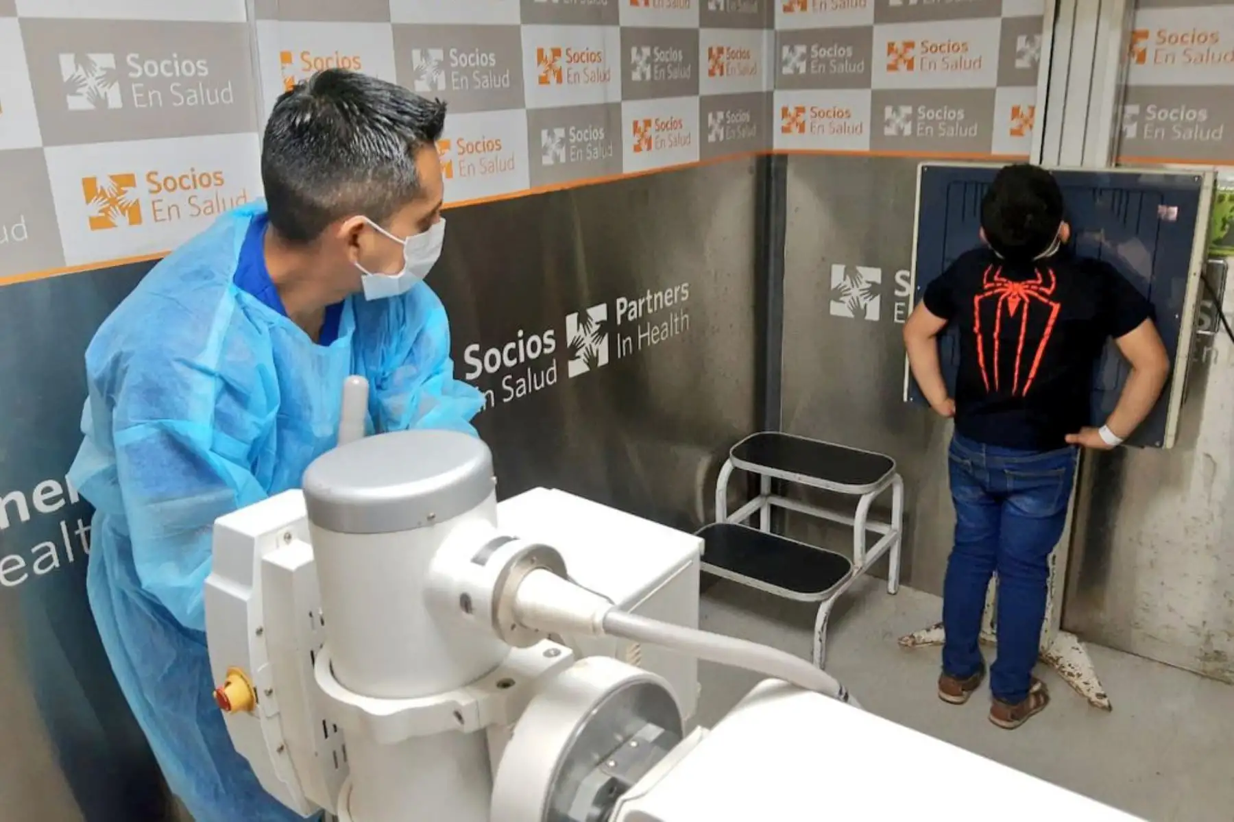 El TB Móvil y especialistas del Minsa llegaron al asentamiento humano Laura Caller, en el distrito de Los Olivos, para realizar diagnóstico precoz de tuberculosis a personas que estuvieron en contacto con pacientes afectados. 
Foto: Minsa