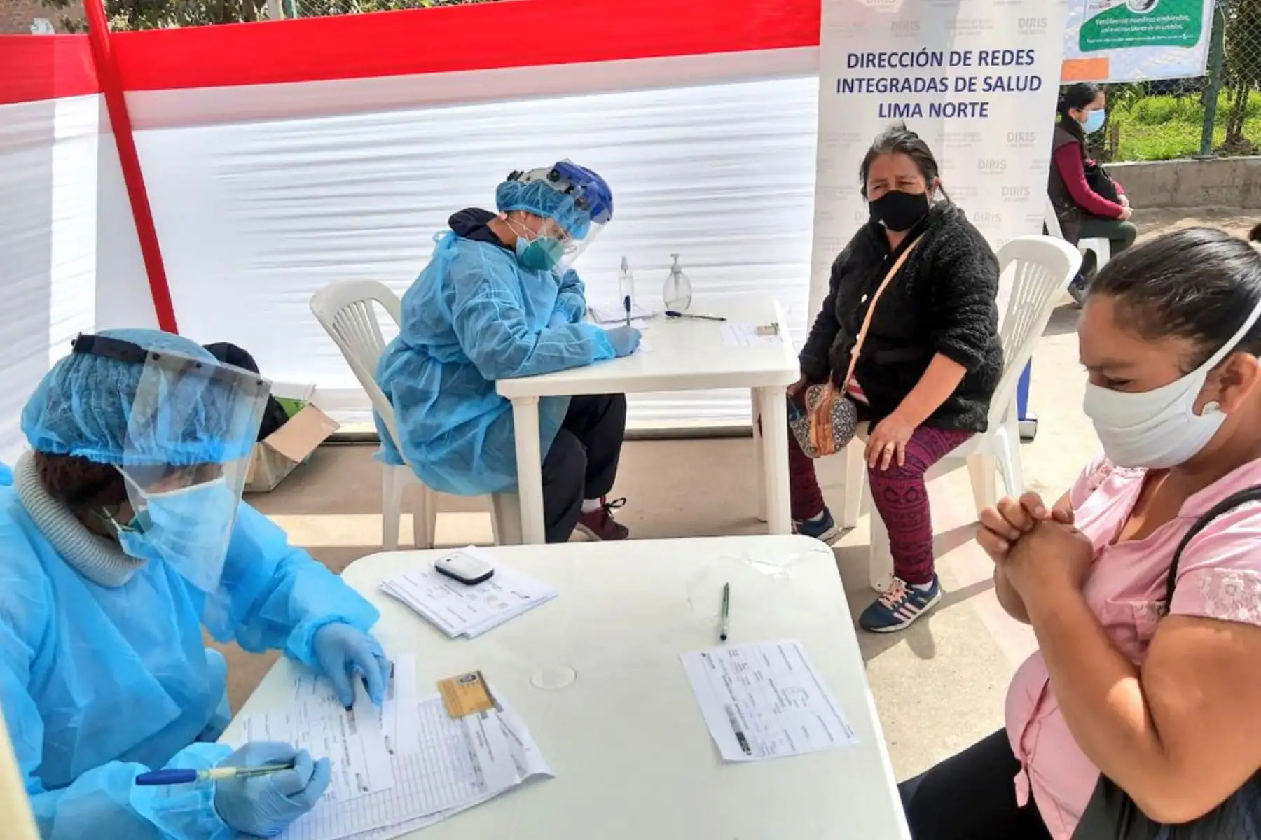 El TB Móvil y especialistas del Minsa llegaron al asentamiento humano Laura Caller, en el distrito de Los Olivos, para realizar diagnóstico precoz de tuberculosis a personas que estuvieron en contacto con pacientes afectados. 
Foto: Minsa
