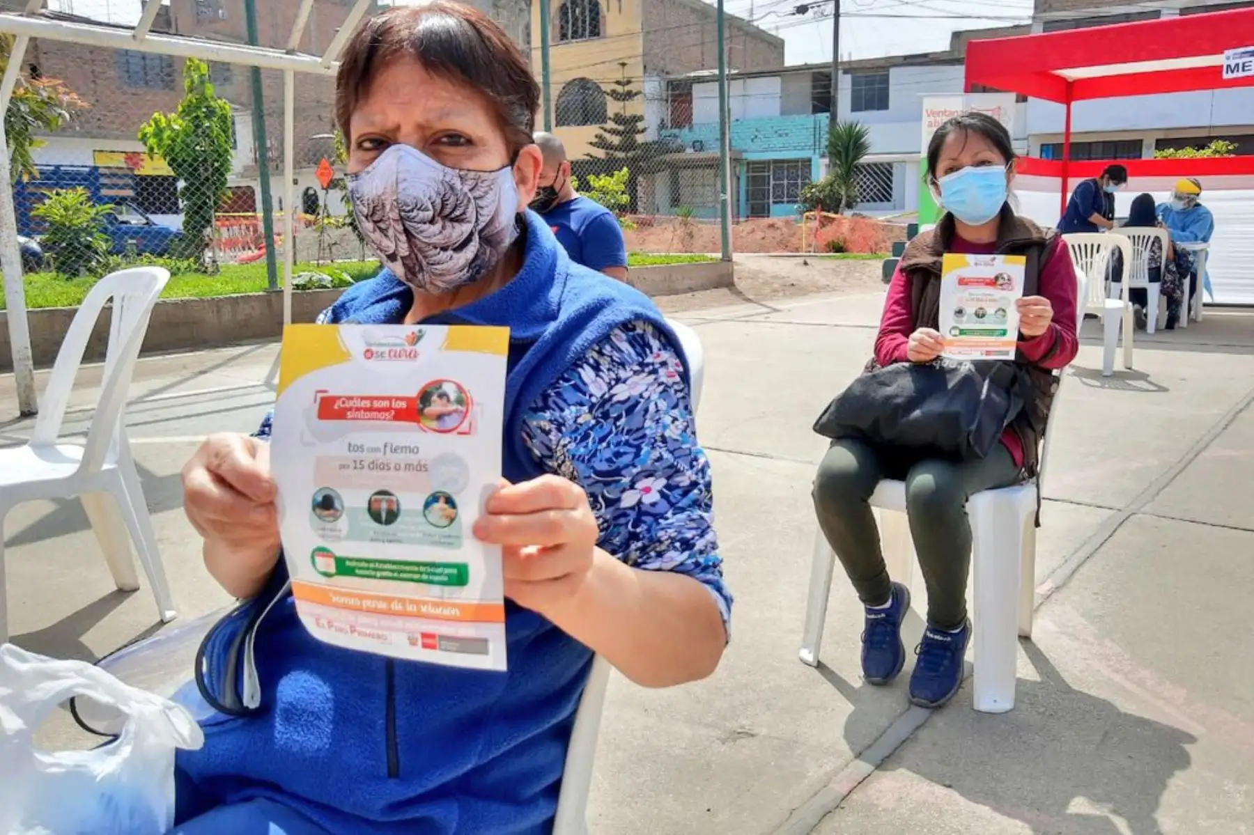 El TB Móvil y especialistas del Minsa llegaron al asentamiento humano Laura Caller, en el distrito de Los Olivos, para realizar diagnóstico precoz de tuberculosis a personas que estuvieron en contacto con pacientes afectados. 
Foto: Minsa