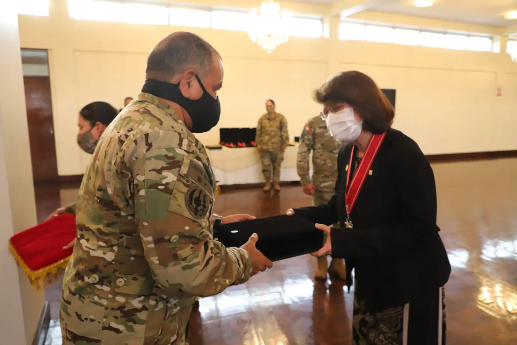 En el marco del Día de las Fuerzas Armadas, la ministra Pilar Mazzetti fue reconocida por su labor en la lucha contra la pandemia y el desarrollo del país.
Foto: Minsa