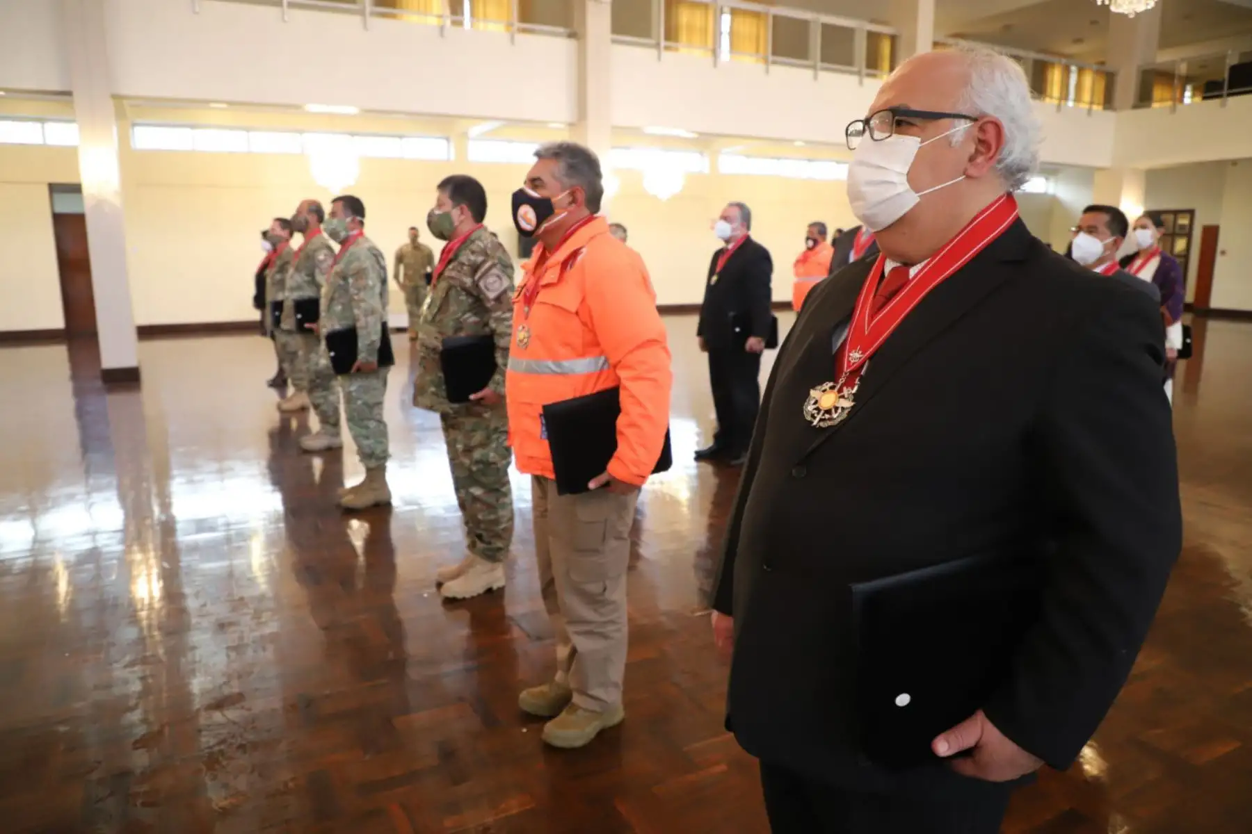 En el marco del Día de las Fuerzas Armadas, el Viceministro  Luis Suarez  fue reconocido por su labor en la lucha contra la pandemia y el desarrollo del país.
Foto: Minsa
