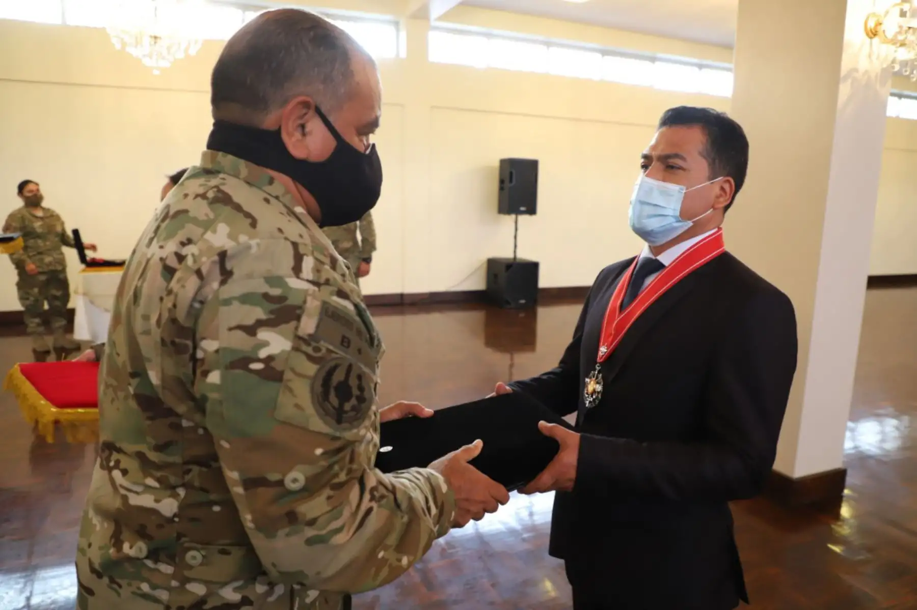 En el marco del Día de las Fuerzas Armadas, el Viceministro Víctor Bocangel fue reconocido por su labor en la lucha contra la pandemia y el desarrollo del país.
Foto: Minsa