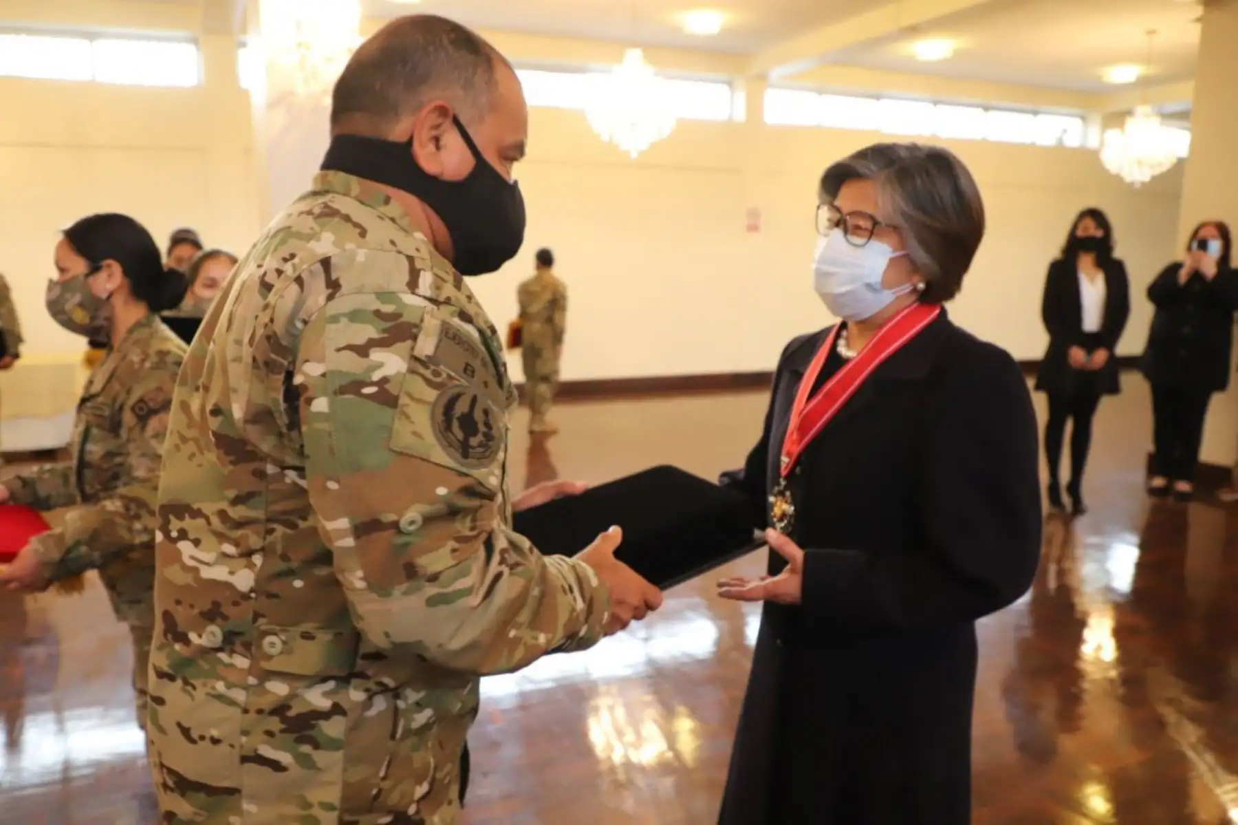 En el marco del Día de las Fuerzas Armadas, la ex  Viceministra  Nancy Zerpa fue reconocida por su labor en la lucha contra la pandemia y el desarrollo del país.
Foto: Minsa