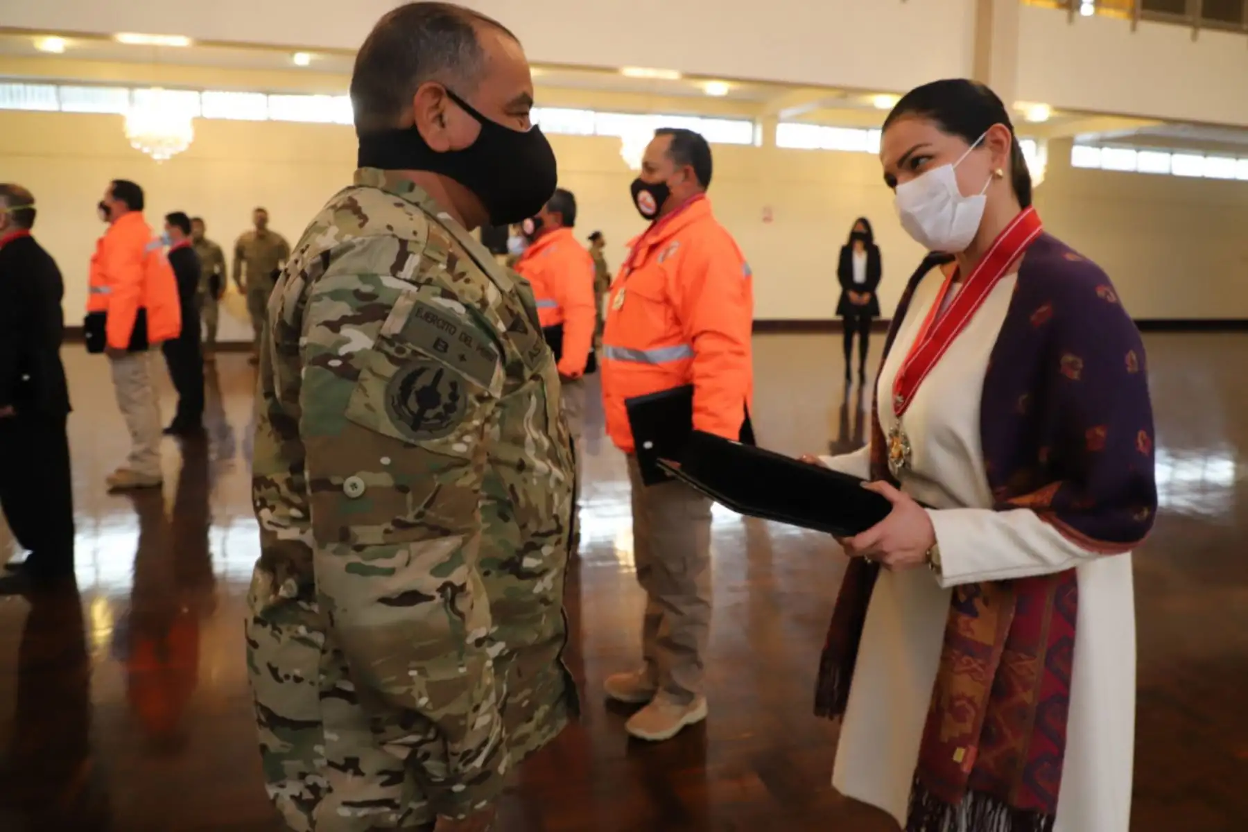 En el marco del Día de las Fuerzas Armadas, la asesora del Minsa, Lissette Ortega fue reconocida por su labor en la lucha contra la pandemia y el desarrollo del país.
Foto: Minsa