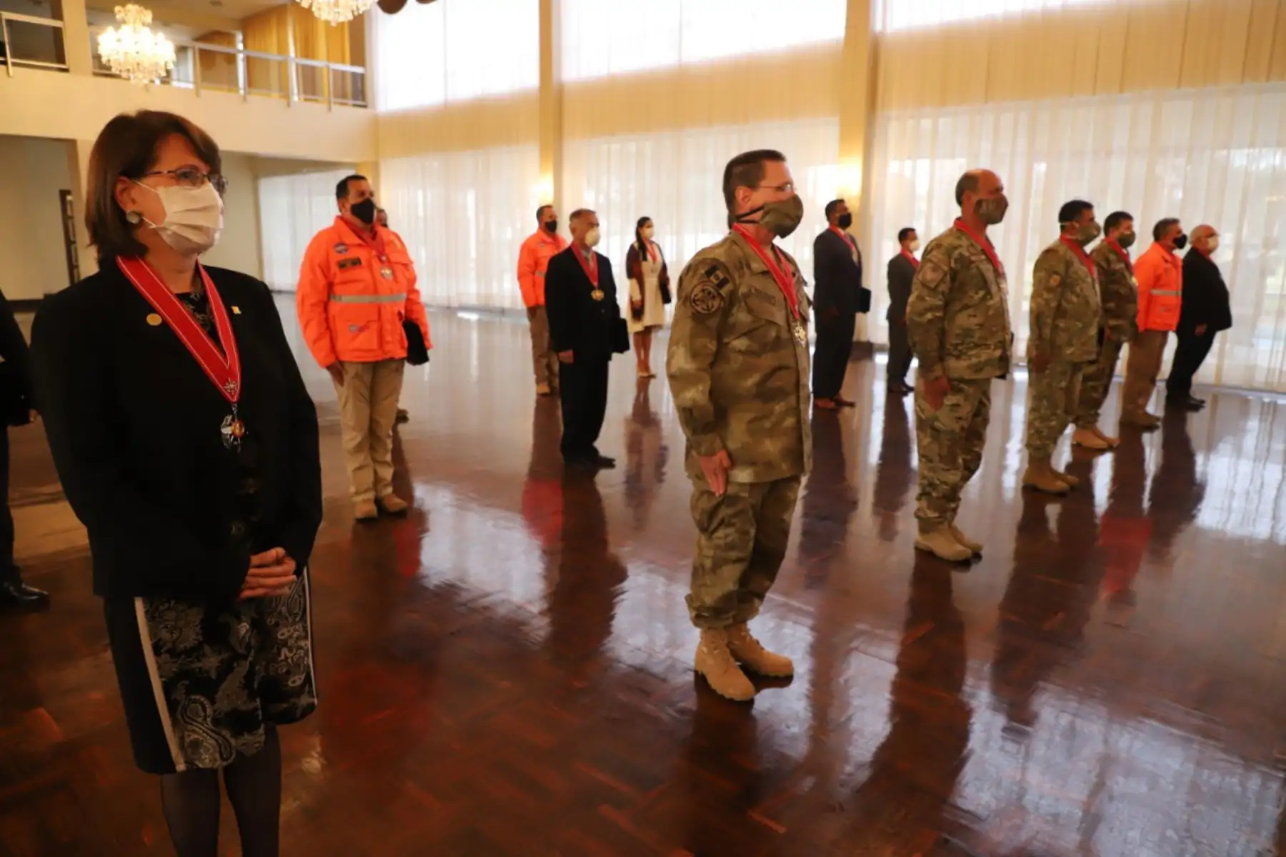 El jefe del  Comando Conjunto de las Fuerzas Armadas, César Astudillo,  entregó la Medalla Comando Conjunto de las Fuerzas Armadas Mariscal Eloy Ureta Montehermoso en el grado de Cruz, a la ministra de Salud, Pilar Mazzetti y un equipo del ministerio de Salud.
Foto:Minsa