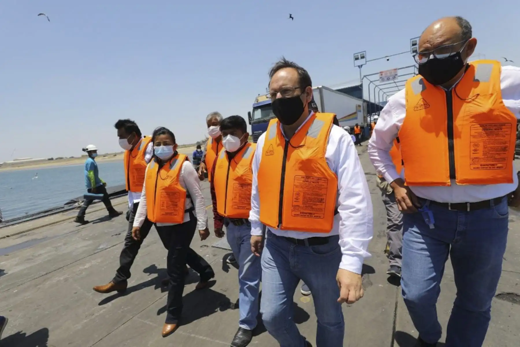 En Piura, el ministro de la Producción, Jose Salardi Rodríguez, en compañía de la congresista por Piura, María Luisa Silupú, y el jefe del FONDEPES, Alvaro Reinoso, recorrió la "Ruta de la concha", a fin de evaluar la potencialidad del cultivo de concha de abanico en Sechura. Foto: Produce