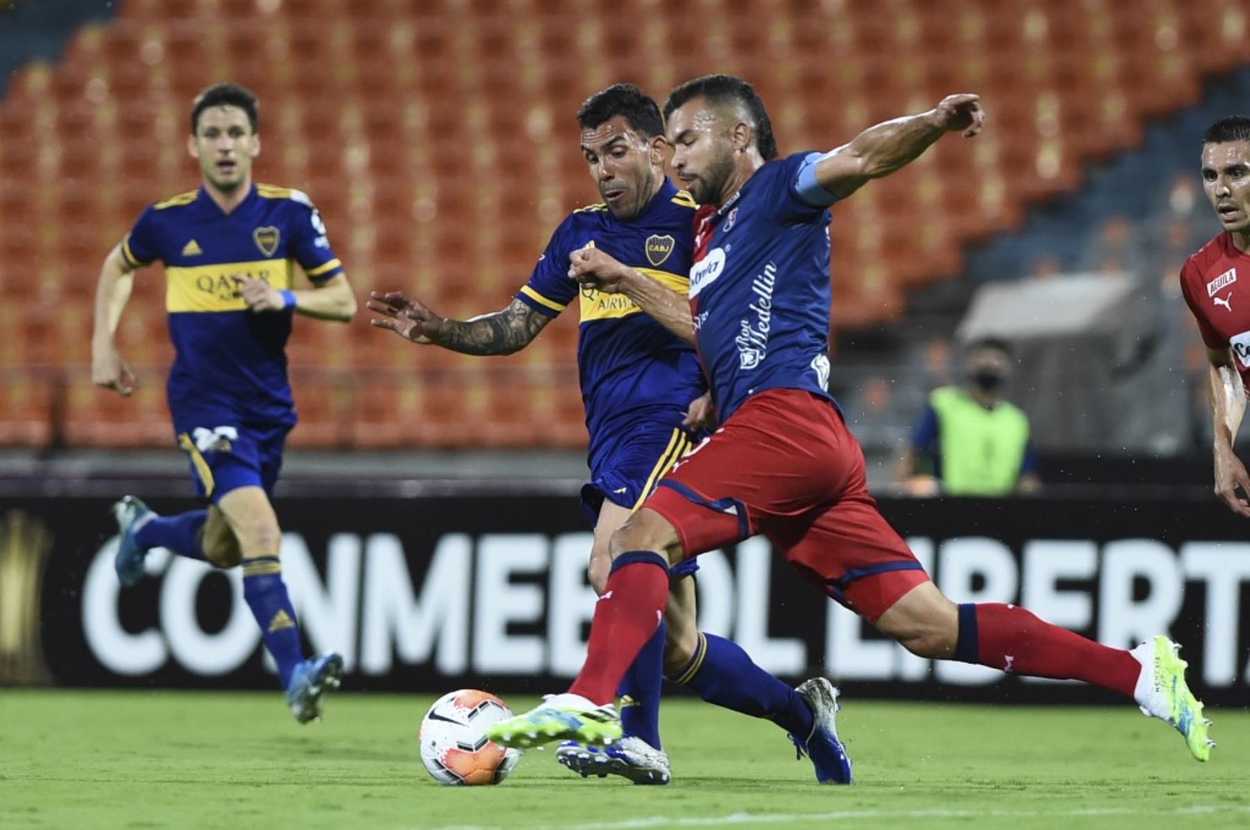 Boca Juniors, con el peruano Carlos Zambrano como titular, enfrenta a Independiente de Medellín de Colombia por el grupo H de la Copa Libertadores. Foto: AFP
