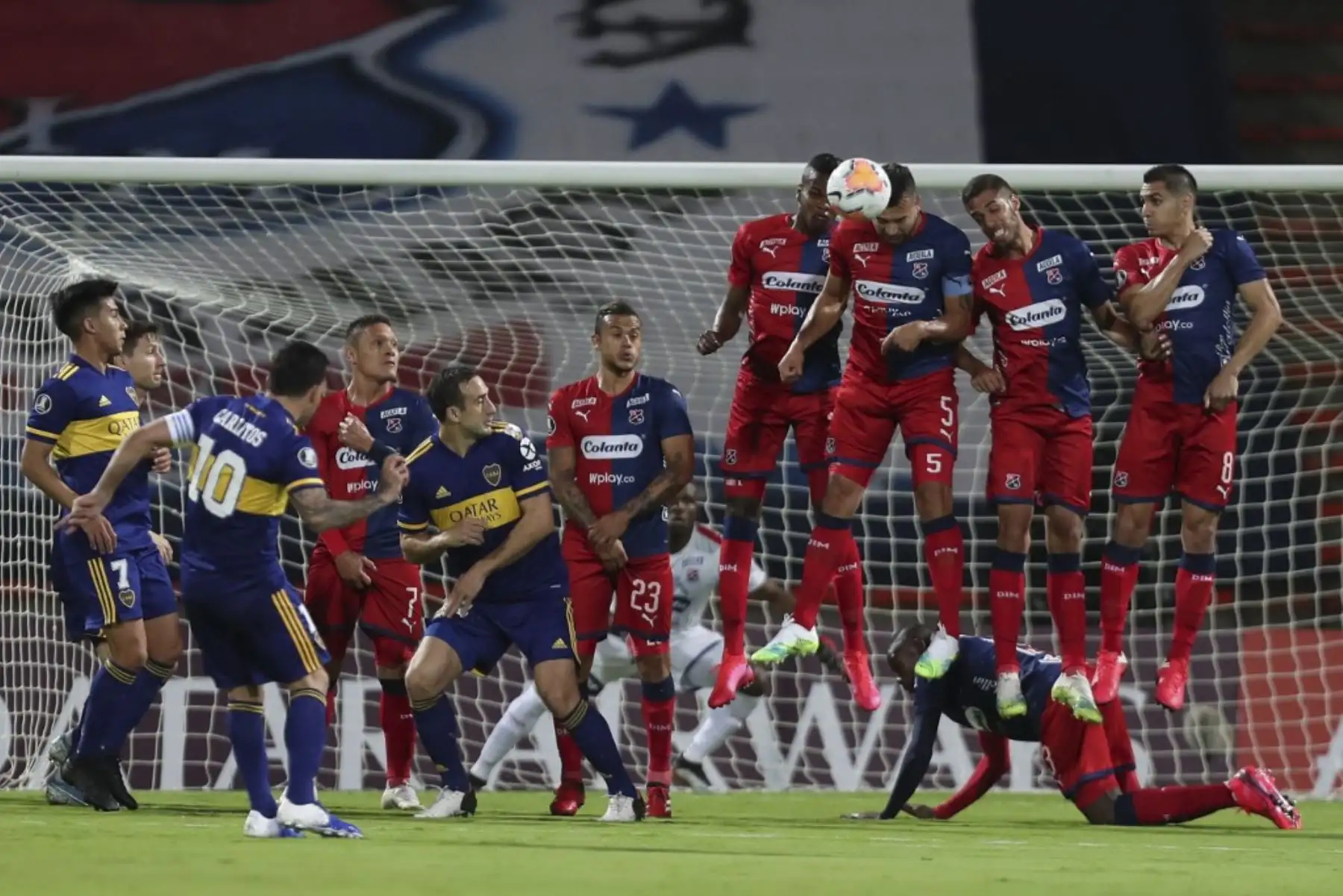 Boca Juniors, con el peruano Carlos Zambrano como titular, enfrenta a Independiente de Medellín de Colombia por el grupo H de la Copa Libertadores. Foto: AFP