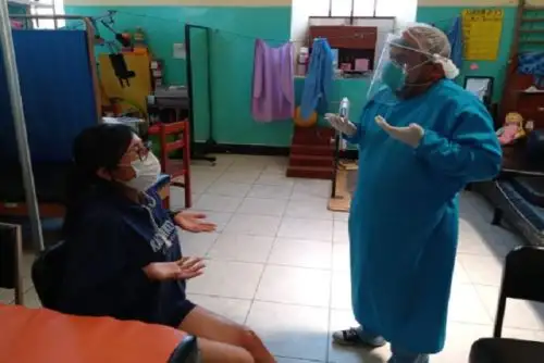 Una persona que permanece intubada por un mes sufre la tensión involuntaria de los músculos de la garganta, lo que frustra la función de las cuerdas vocales y los músculos que permiten la ingesta de alimentos sólidos.