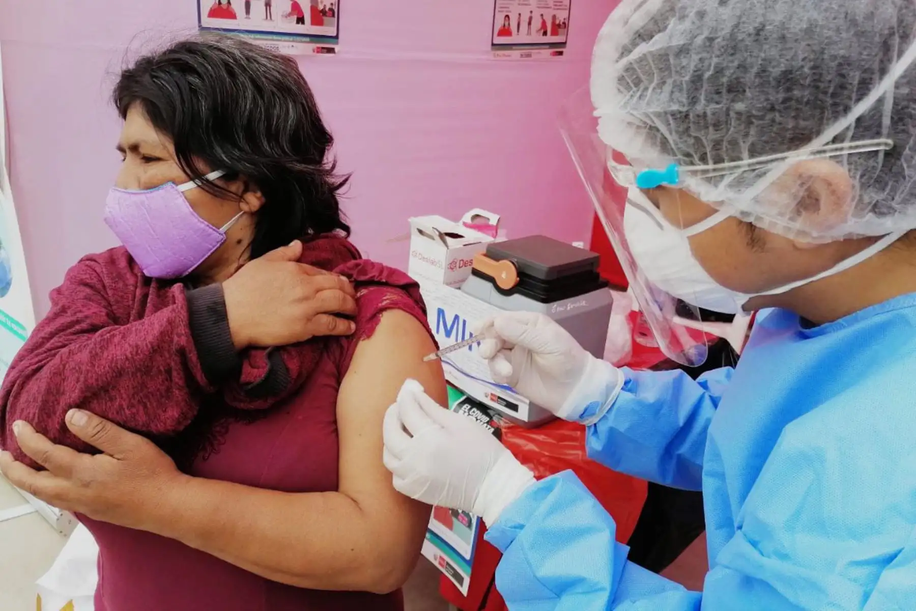 Brigadas del Minsa brindan atención médica integral y descarte de covid-19  a más de 300 familias en el asentamiento humano Cerro Candela, en el distrito de San Martín de Porres.
Foto: Minsa