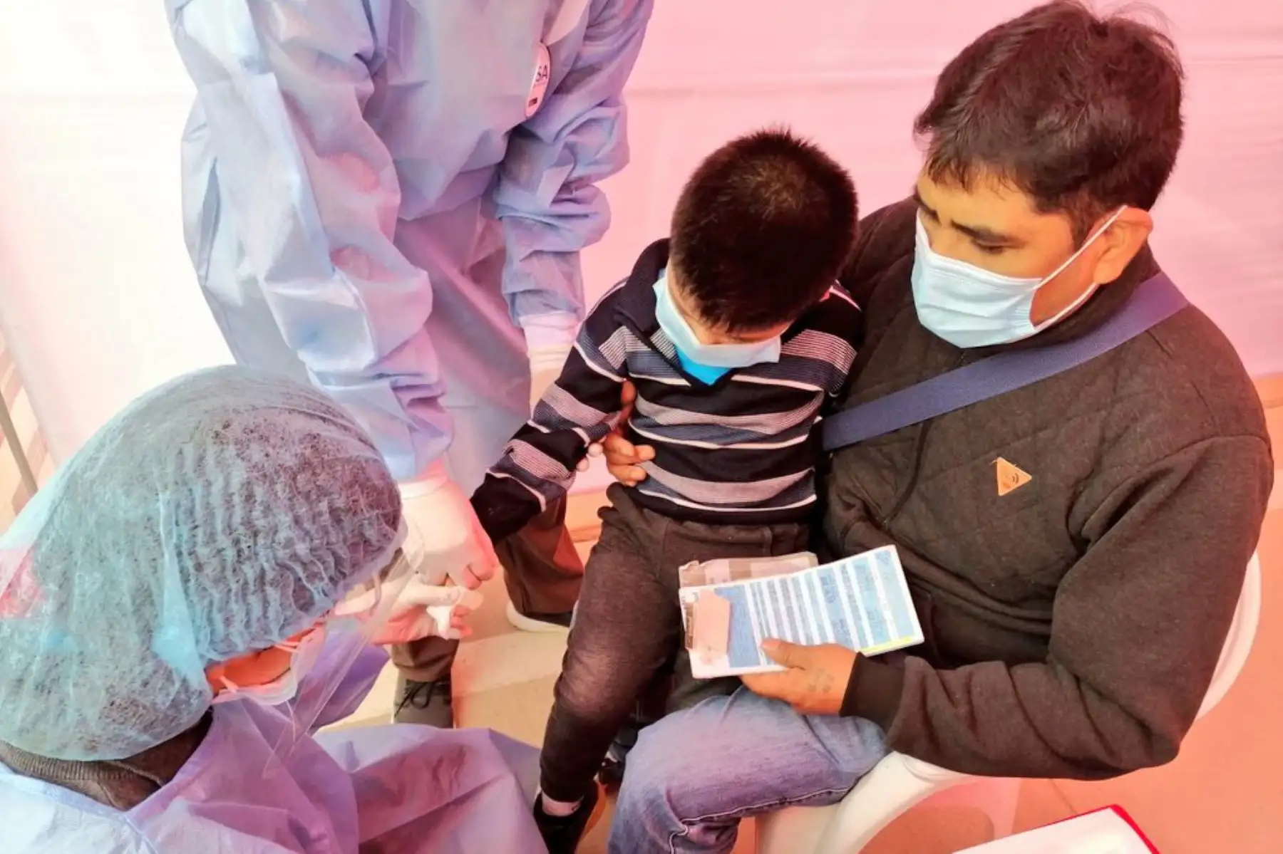 Brigadas del Minsa brindan atención médica integral y descarte de covid-19  a más de 300 familias en el asentamiento humano Cerro Candela, en el distrito de San Martín de Porres.
Foto: Minsa