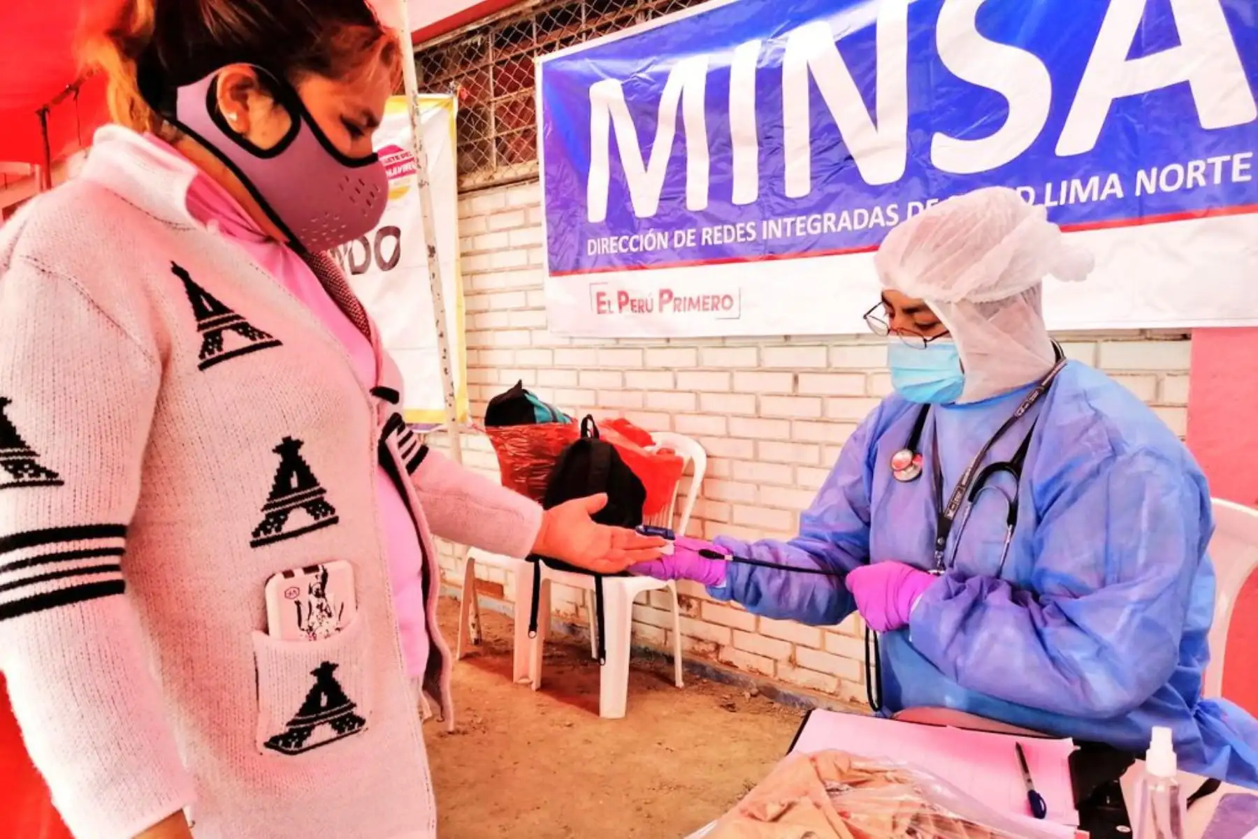 Brigadas del Minsa brindan atención médica integral y descarte de covid-19  a más de 300 familias en el asentamiento humano Cerro Candela, en el distrito de San Martín de Porres.
Foto: Minsa