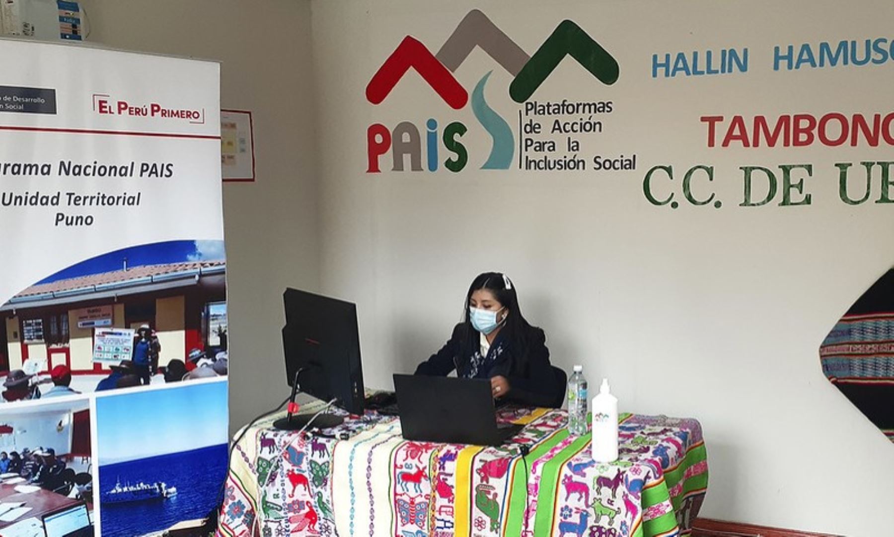 Maribel Huaquisto es una joven puneña que sustentó con éxito su tesis de manera virtual desde el Tambo Uru Ayllu y se tituló como nutricionista en la Universidad Nacional del Altiplano. ANDINA/Difusión