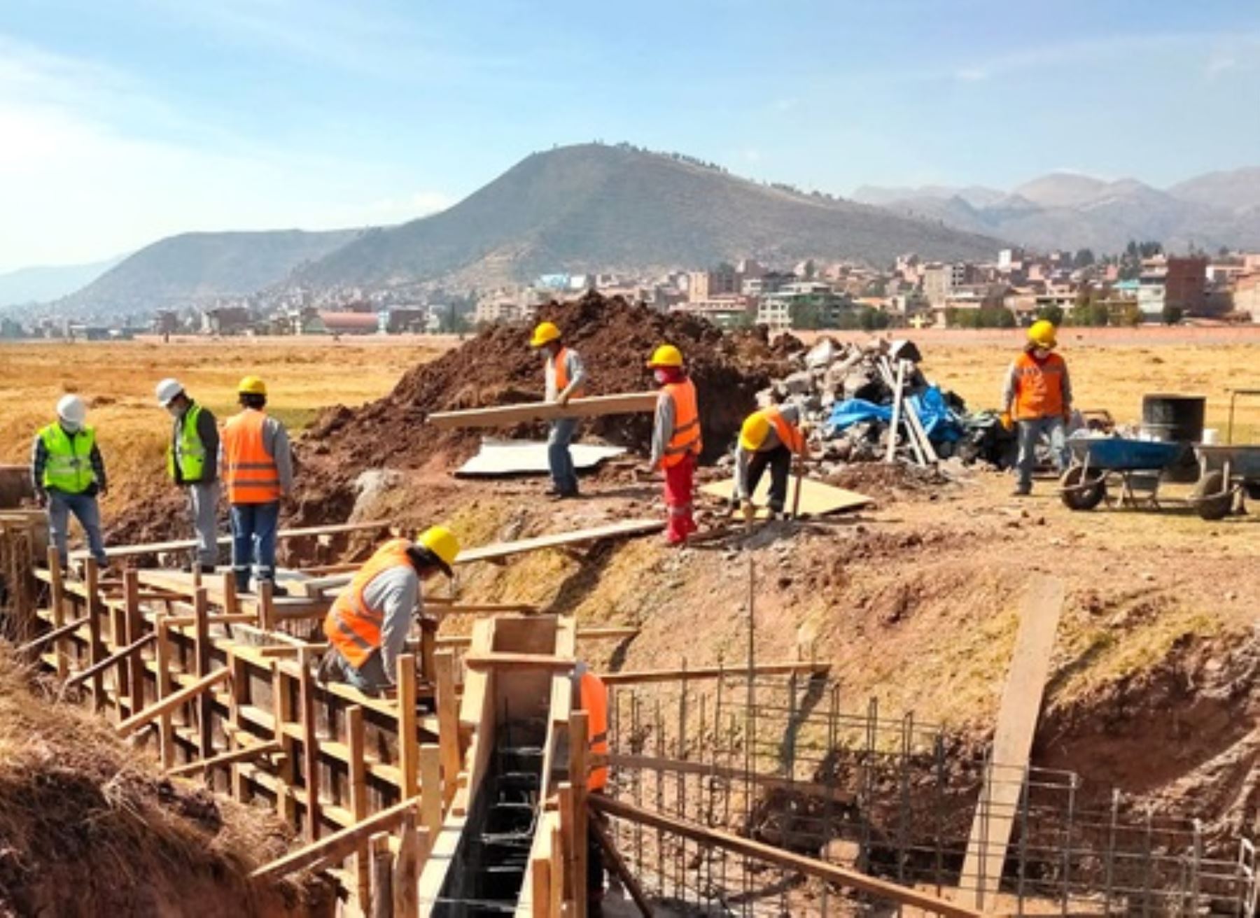 Córpac acelera ln construcción de vía perimetral y cerco del aeropuerto internacional Teniente Alejandro Velasco Astete de Cusco, destacó el MTC.