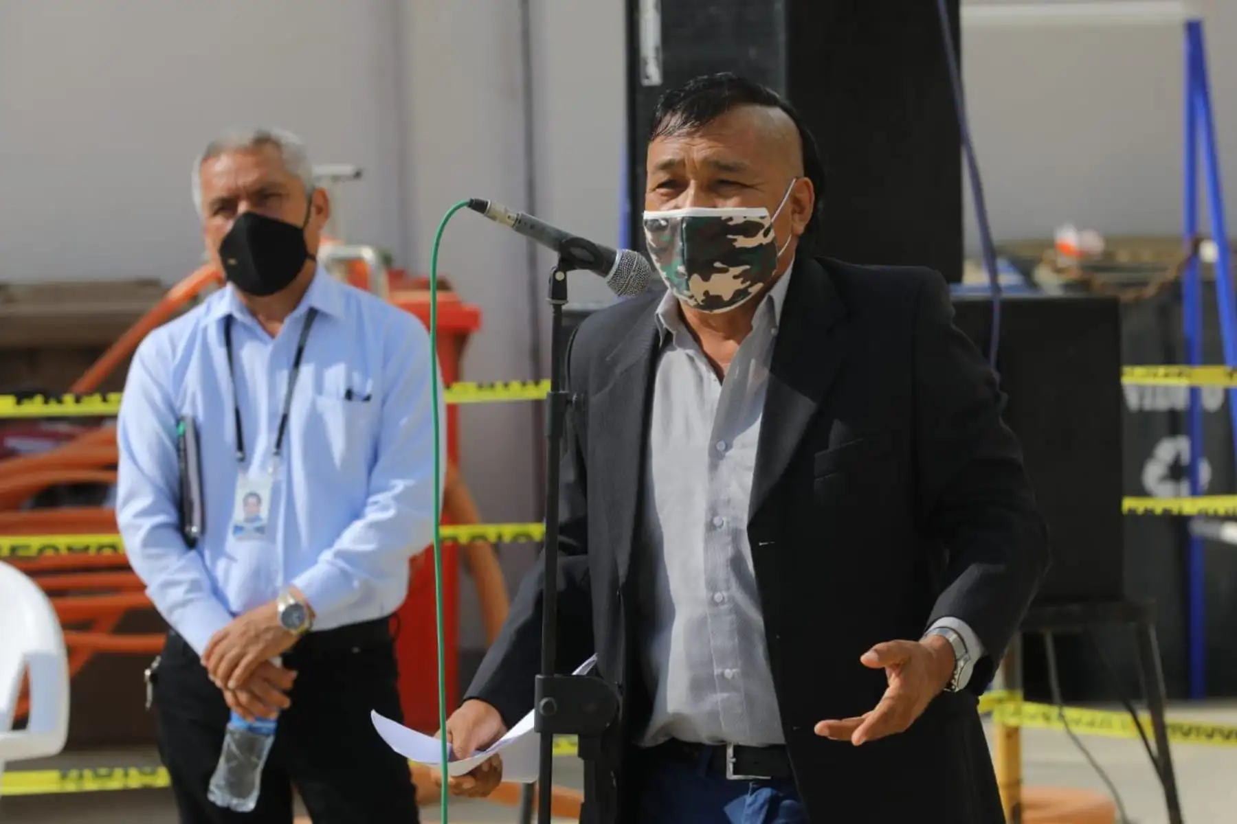 El ministro de la Producción, Jose Salardi, el congresista Franco Salinas y el jefe del FONDEPES, Alvaro Reinoso, inspeccionan el estado del proyecto de mejoramiento de los servicios del DPA Yacila y dialogan con los pescadores artesanales de la zona.
Foto:ANDINA/MINPRODUCCION