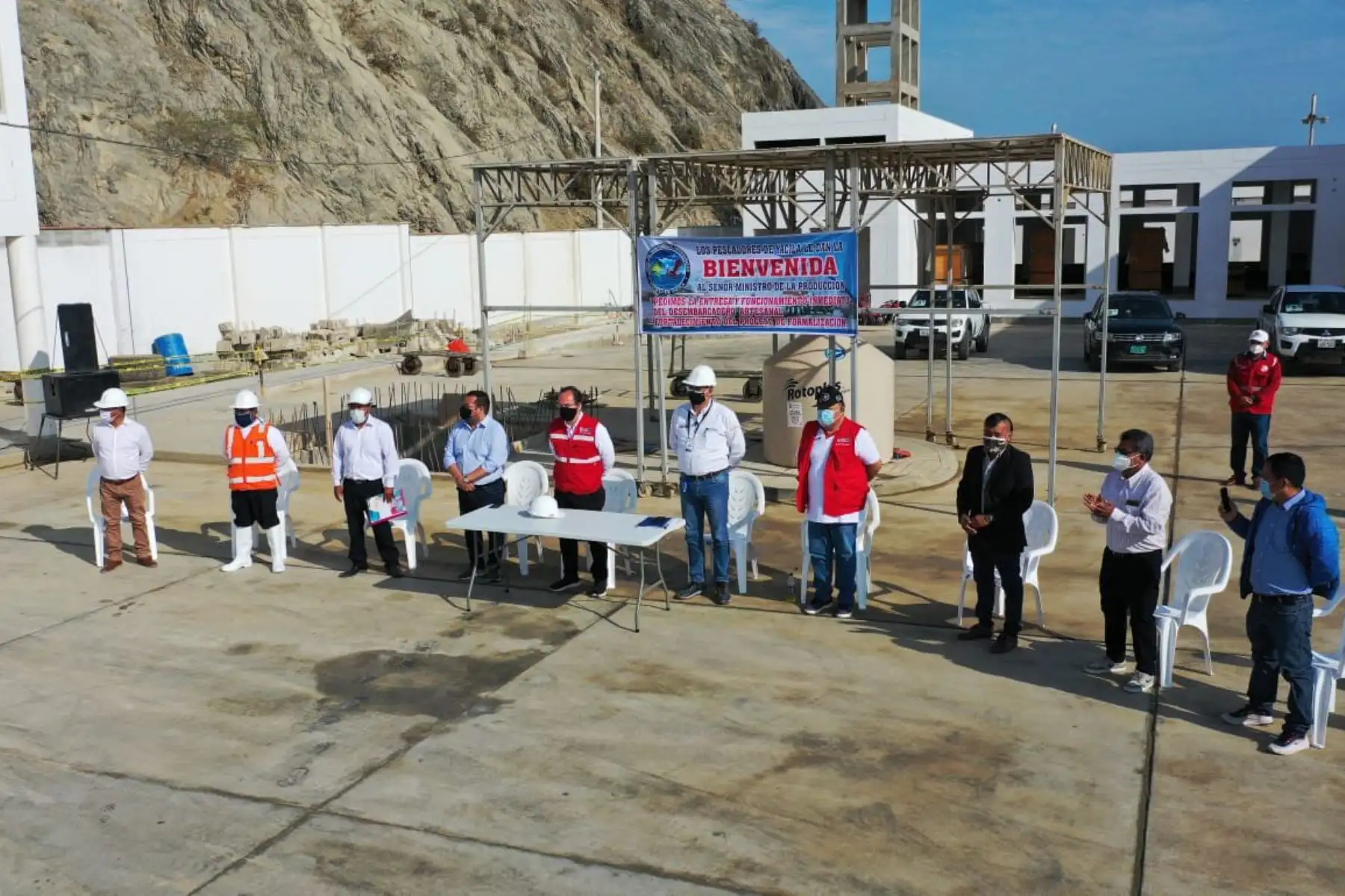 El ministro de la Producción, José_Salardi y el jefe del FONDEPES, Alvaro Reinoso, inspeccionan el estado del proyecto de mejoramiento de los servicios del DPA Yacila y dialogan con los pescadores artesanales de la zona de Piura.
Foto: Produce