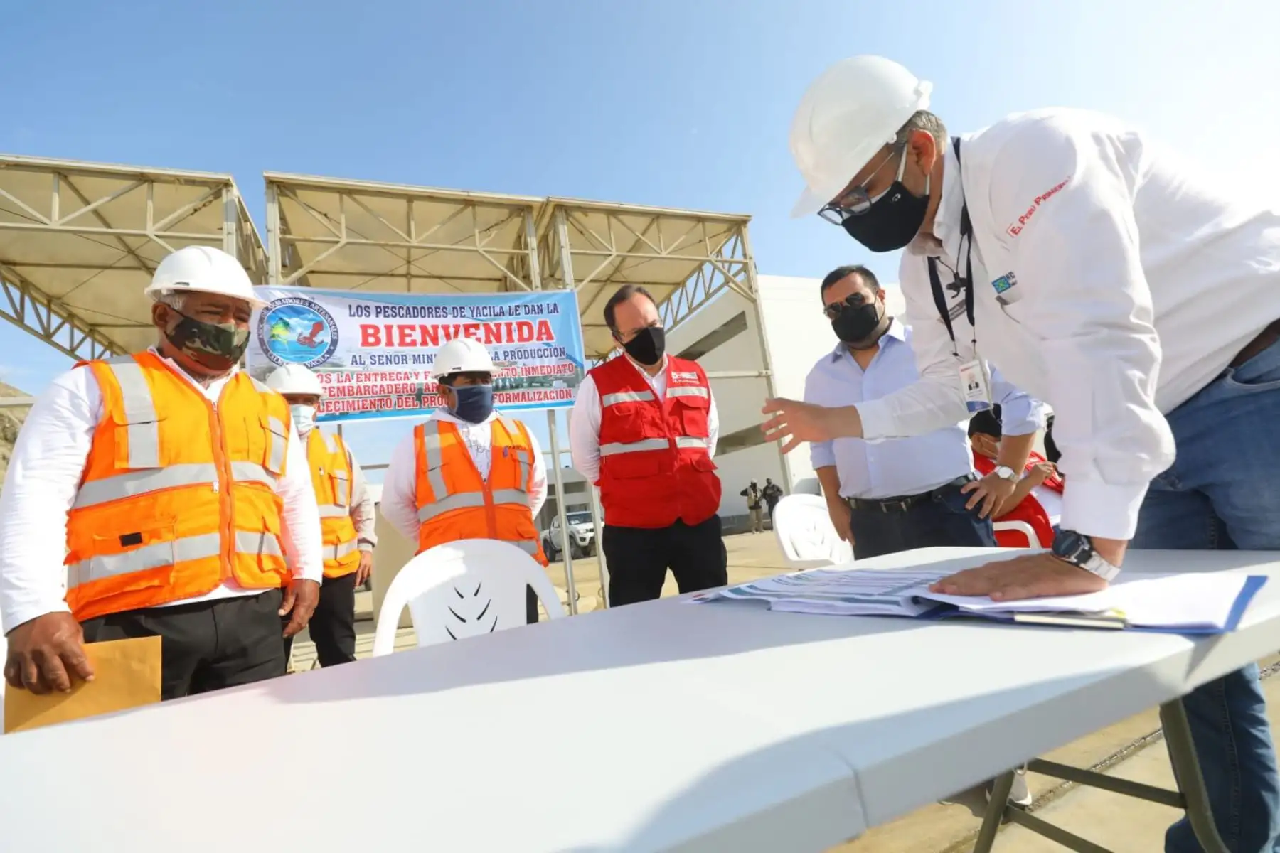 El ministro de la Producción, José_Salardi y el jefe del FONDEPES, Alvaro Reinoso, inspeccionan el estado del proyecto de mejoramiento de los servicios del DPA Yacila y dialogan con los pescadores artesanales de la zona de Piura.
Foto: Produce
