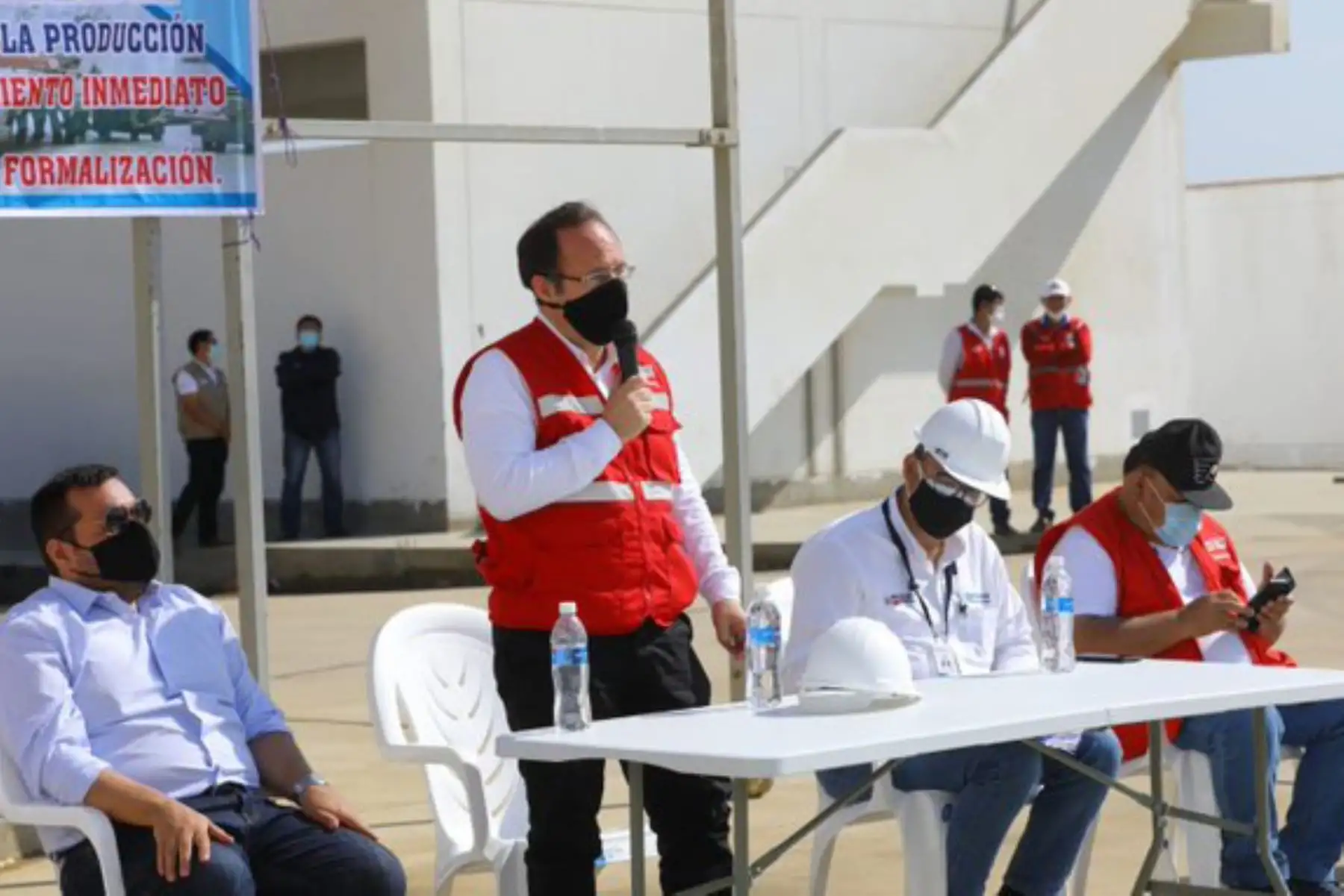 El ministro de la Producción, José_Salardi y el jefe del FONDEPES, Alvaro Reinoso, inspeccionan el estado del proyecto de mejoramiento de los servicios del DPA Yacila y dialogan con los pescadores artesanales de la zona de Piura.
Foto: Produce