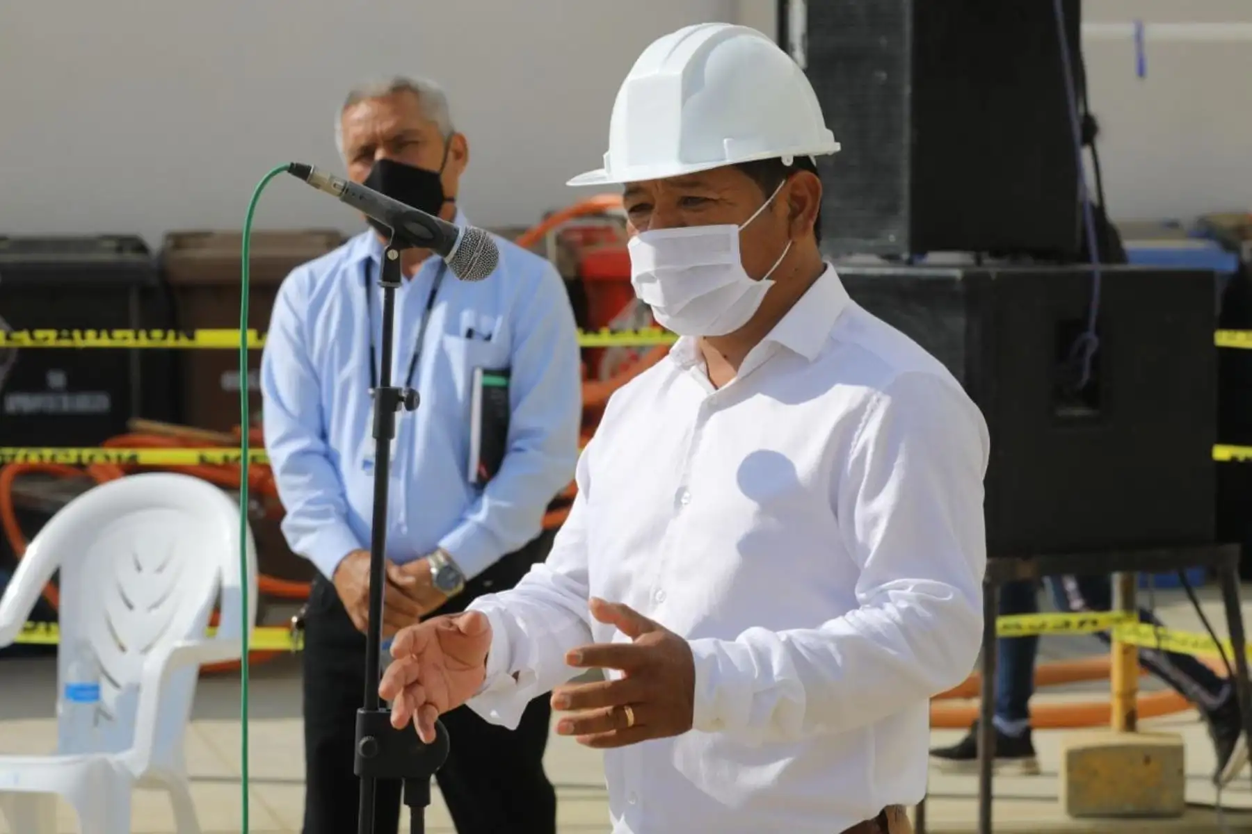El ministro de la Producción, José_Salardi y el jefe del FONDEPES, Alvaro Reinoso, inspeccionan el estado del proyecto de mejoramiento de los servicios del DPA Yacila y dialogan con los pescadores artesanales de la zona de Piura.
Foto: Produce