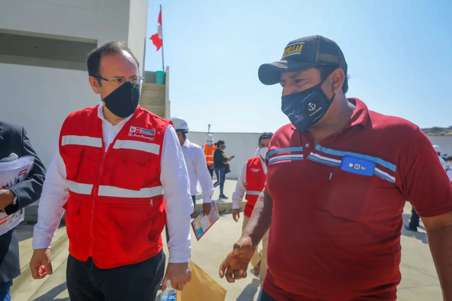 El ministro de la Producción, José_Salardi y el jefe del FONDEPES, Alvaro Reinoso, inspeccionan el estado del proyecto de mejoramiento de los servicios del DPA Yacila y dialogan con los pescadores artesanales de la zona de Piura.
Foto: Produce