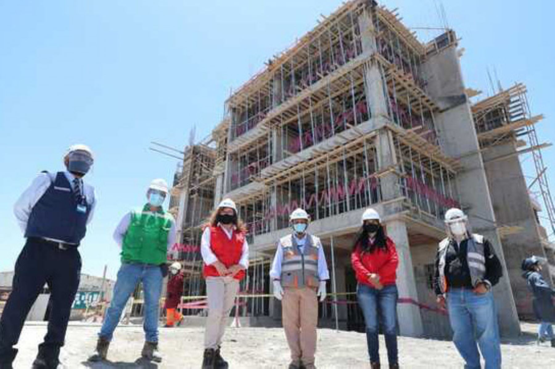 La ministra del Ambiente, Kirla Echegaray, supervisó los avances de construcción del Observatorio Vulcanológico del Sur, ubicado en la región Arequipa.