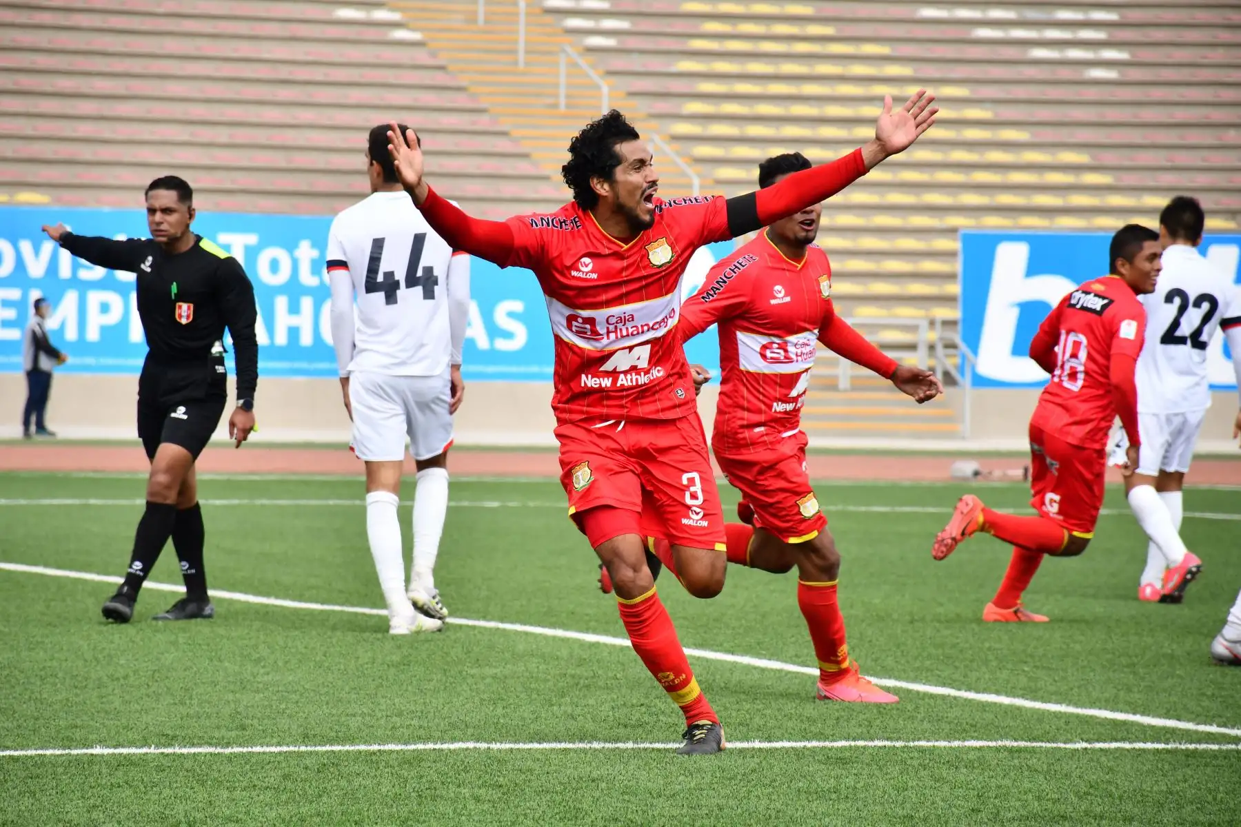 El futbolista Víctor Balta de Sport Huancayo  , celebra su gol ante  U. San Martín
, durante el partido por la fecha 14  de la Liga 1 del Torneo Apertura 2020, estadio San Marcos.
Foto: @LigaFutProfdel