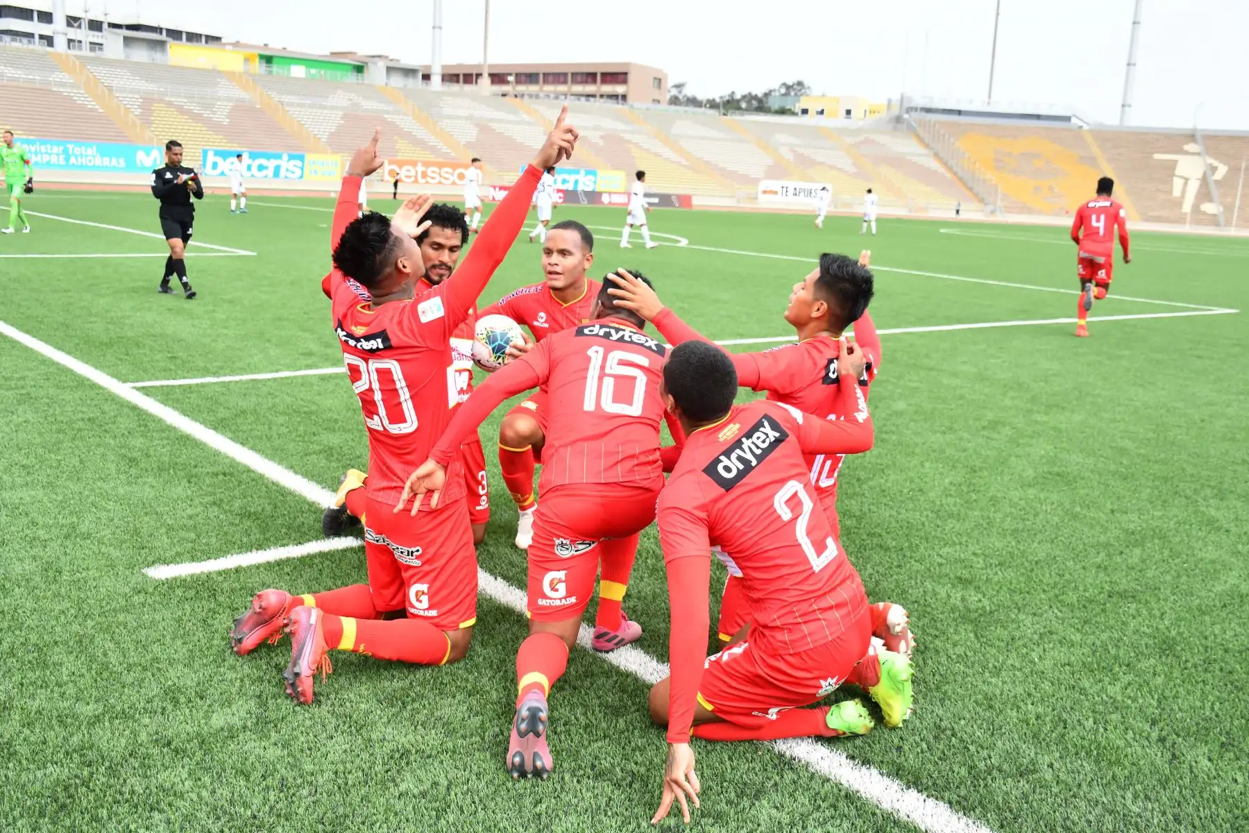 El futbolista Víctor Balta de Sport Huancayo  , celebra su gol ante  U. San Martín
, durante el partido por la fecha 14  de la Liga 1 del Torneo Apertura 2020, estadio San Marcos.
Foto: @LigaFutProfdel