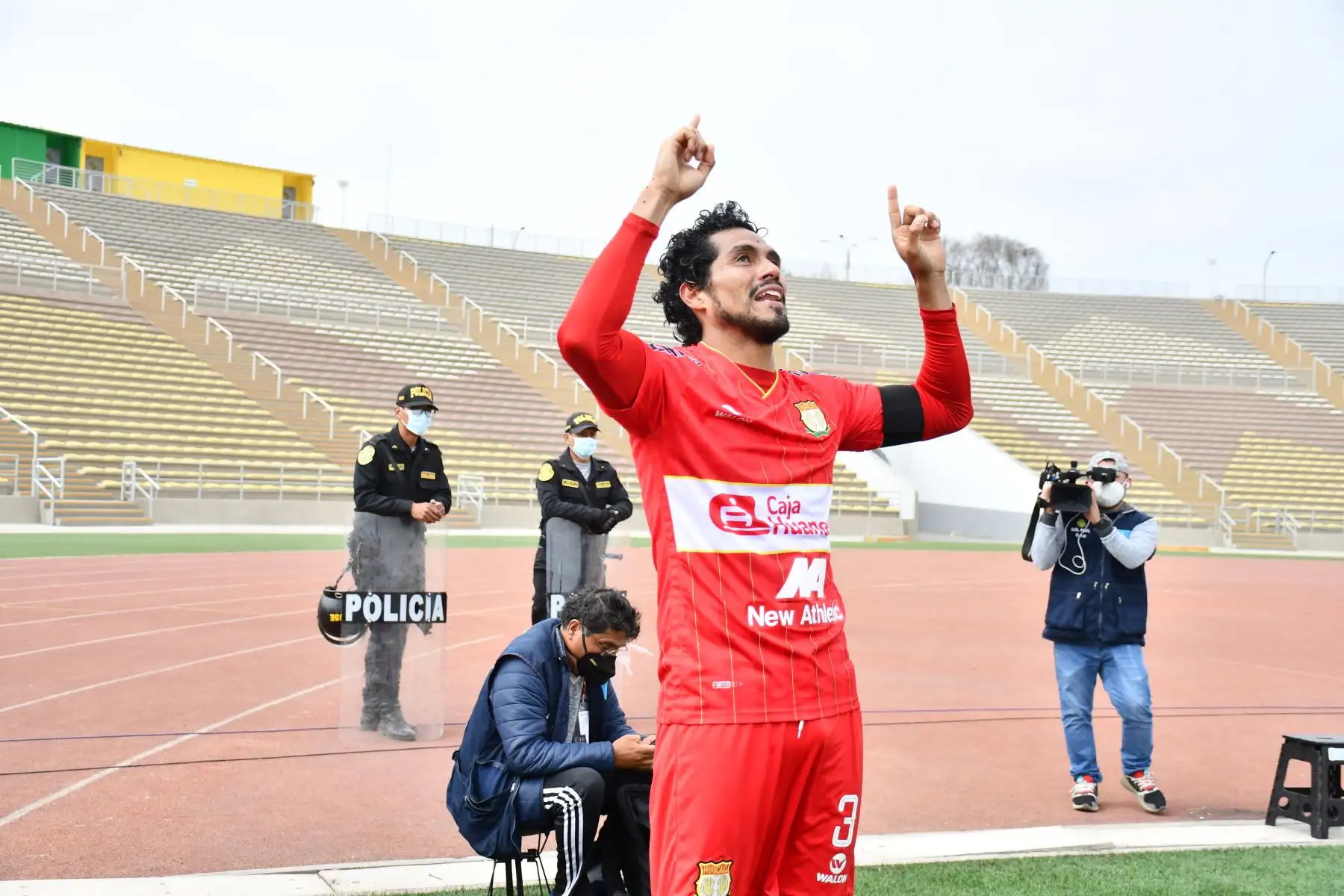 El futbolista Víctor Balta de Sport Huancayo  , celebra su gol ante  U. San Martín
, durante el partido por la fecha 14  de la Liga 1 del Torneo Apertura 2020, estadio San Marcos.
Foto: @LigaFutProfdel