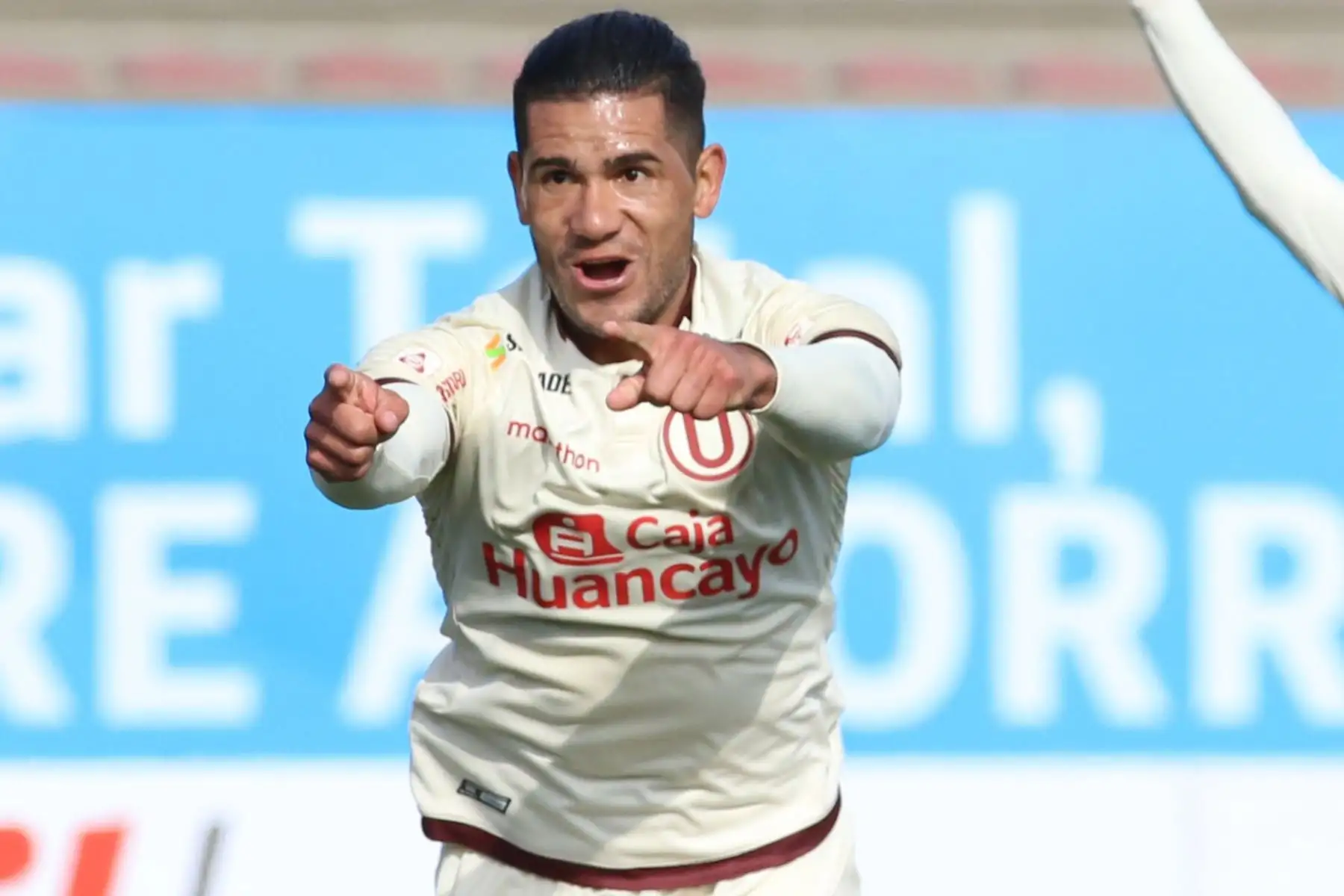 El futbolista Jonathan Dos Santos de  Universitario, celebra su gol ante Atlético Grau, durante el partido por la fecha 14  de la Liga 1 del Torneo Apertura 2020, estadio San Marcos.
Foto: @LigaFutProfdel