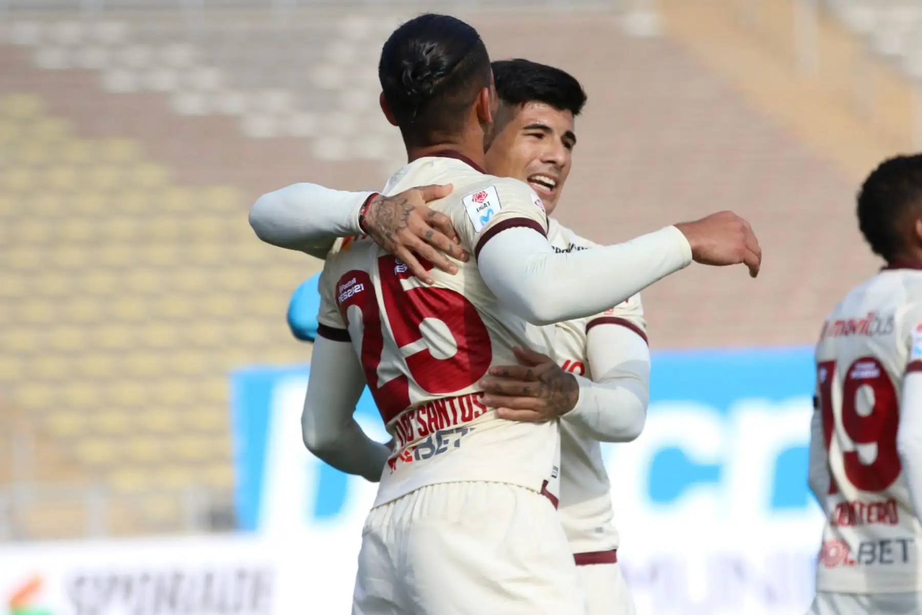 El futbolista Jonathan Dos Santos de  Universitario, celebra su gol ante Atlético Grau, durante el partido por la fecha 14  de la Liga 1 del Torneo Apertura 2020, estadio San Marcos.
Foto: @LigaFutProfdel