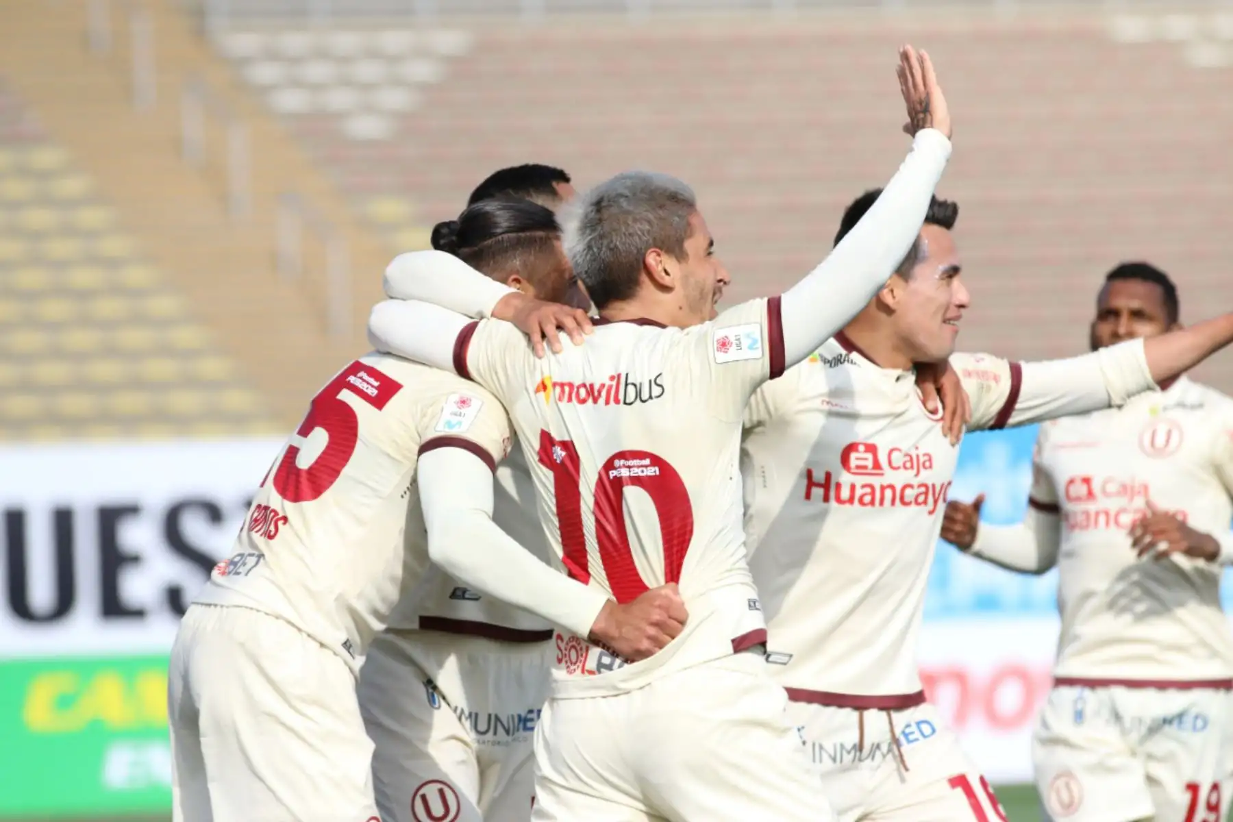 El futbolista Jonathan Dos Santos de  Universitario, celebra su gol ante Atlético Grau, durante el partido por la fecha 14  de la Liga 1 del Torneo Apertura 2020, estadio San Marcos.
Foto: @LigaFutProfdel