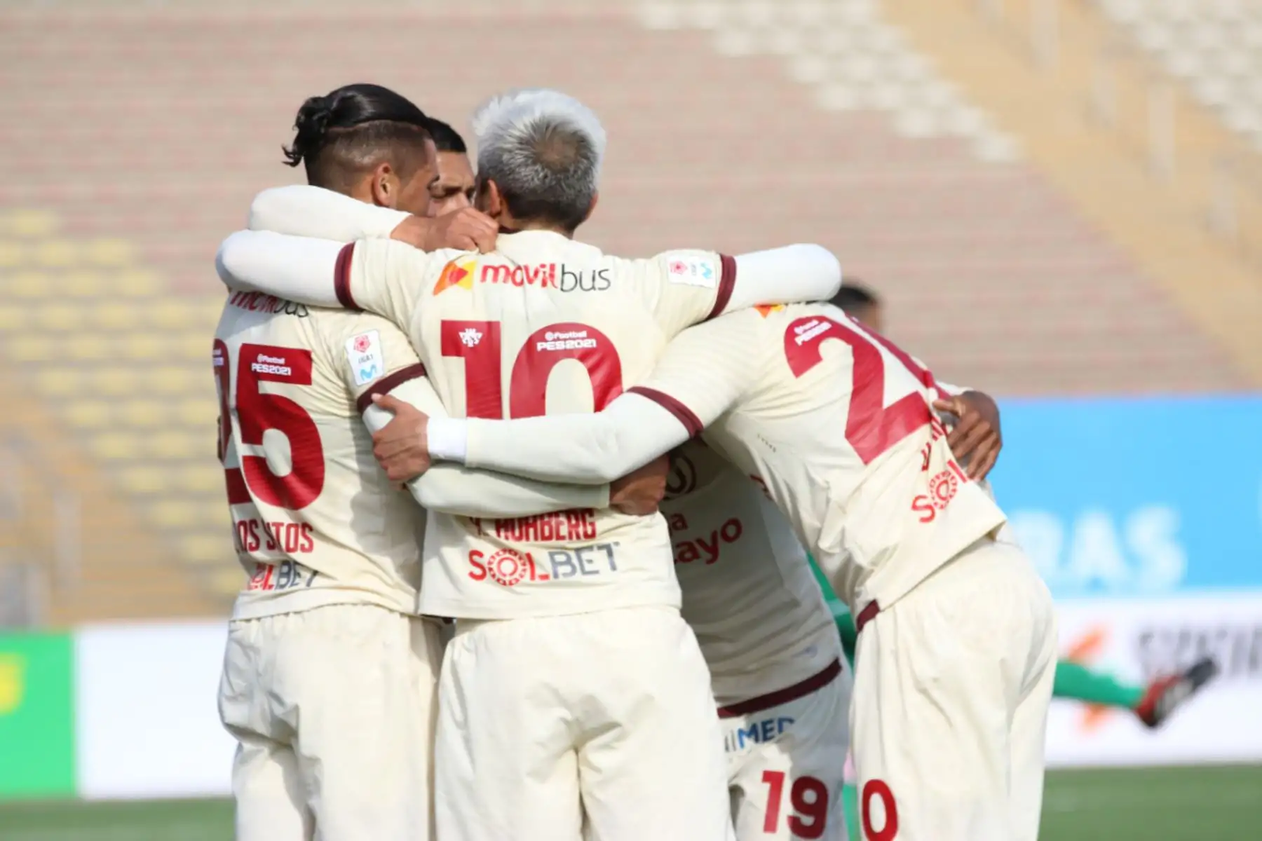 El futbolista Jonathan Dos Santos de  Universitario, celebra su gol ante Atlético Grau, durante el partido por la fecha 14  de la Liga 1 del Torneo Apertura 2020, estadio San Marcos.
Foto: @LigaFutProfdel